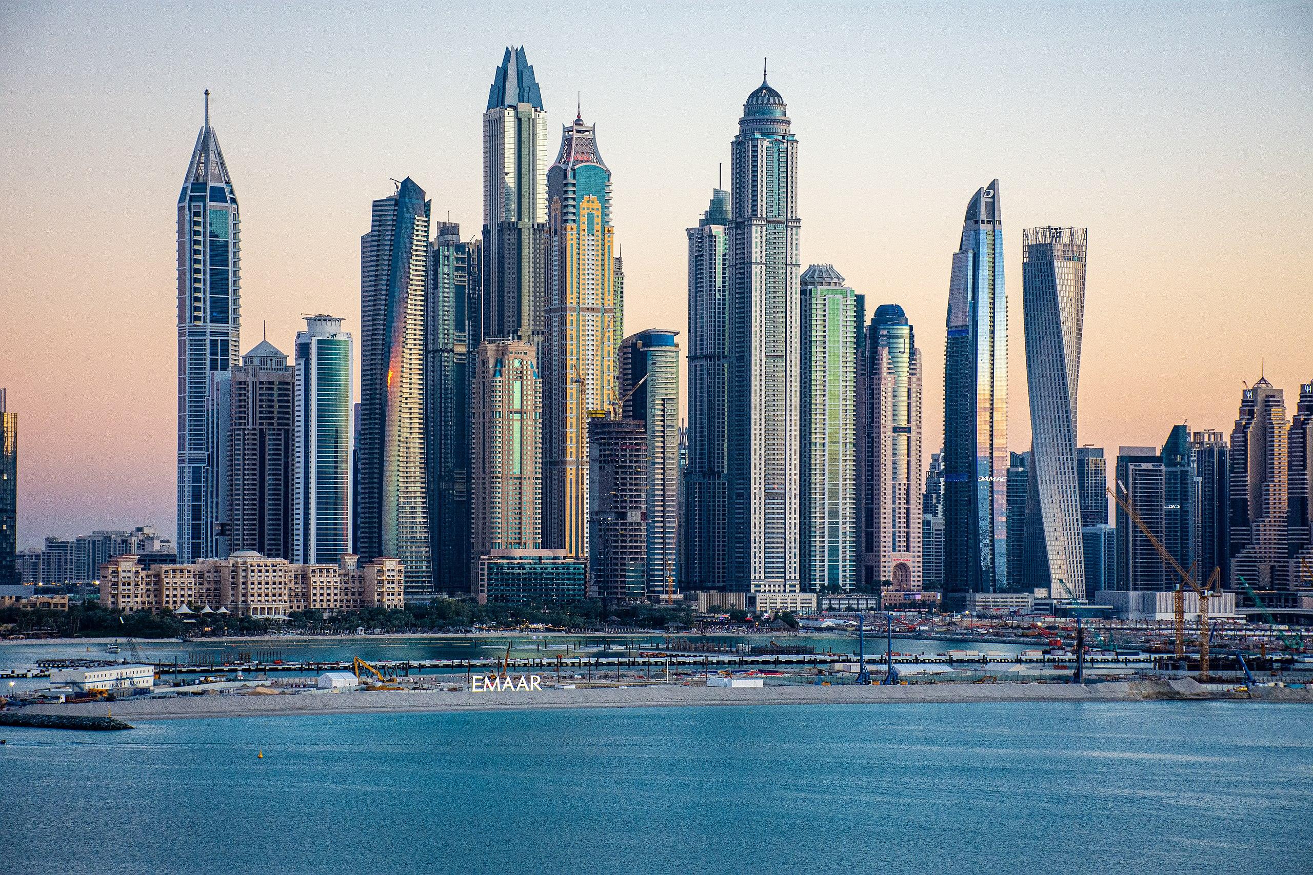 ντουμπάι πανοραμική φωτογραφία με τους ουρανοξύστες και τον πύργο μπουρτζ χαλίφα να ξεχωρίζει