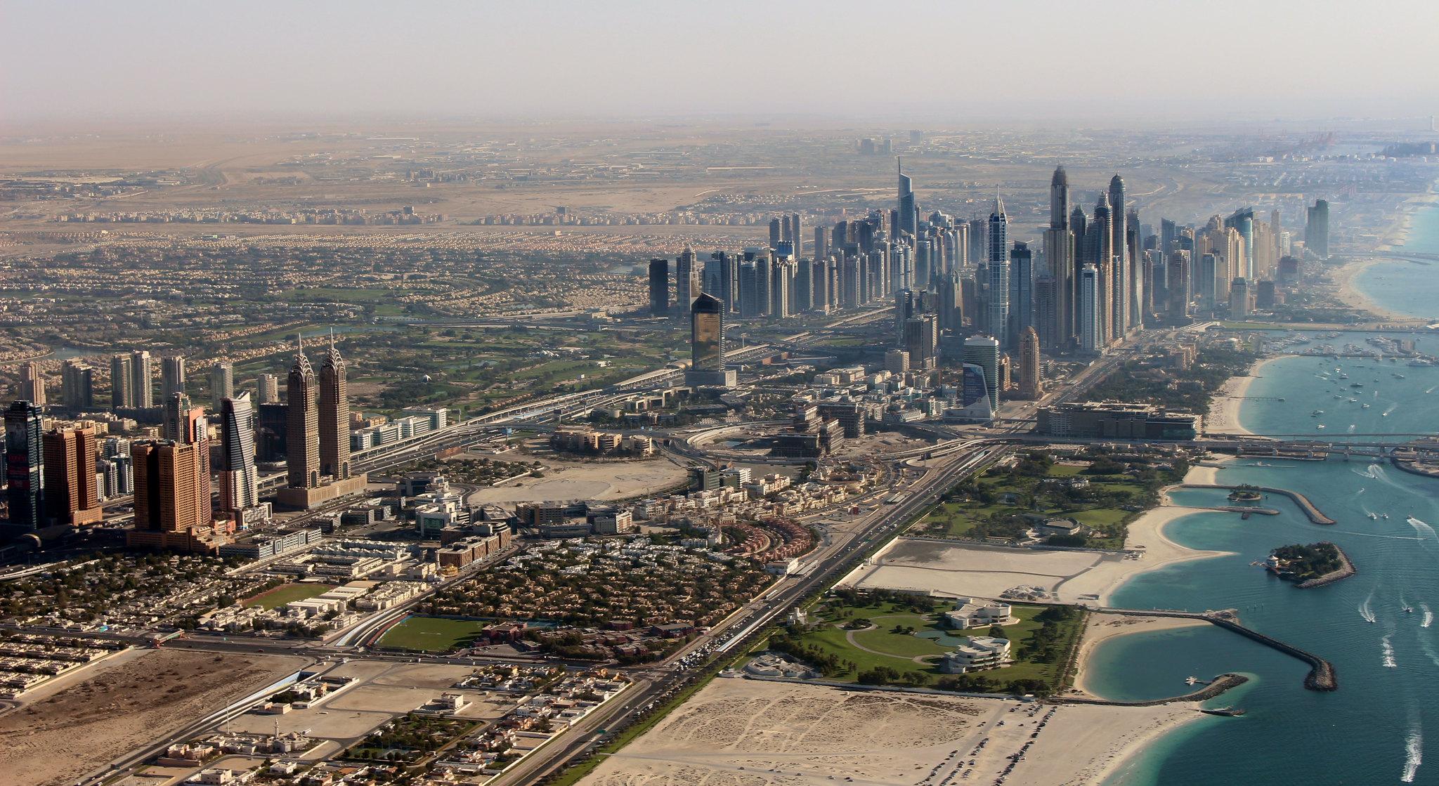 ντουμπάι πανοραμική φωτογραφία με τους ουρανοξύστες και τον πύργο μπουρτζ χαλίφα να ξεχωρίζει
