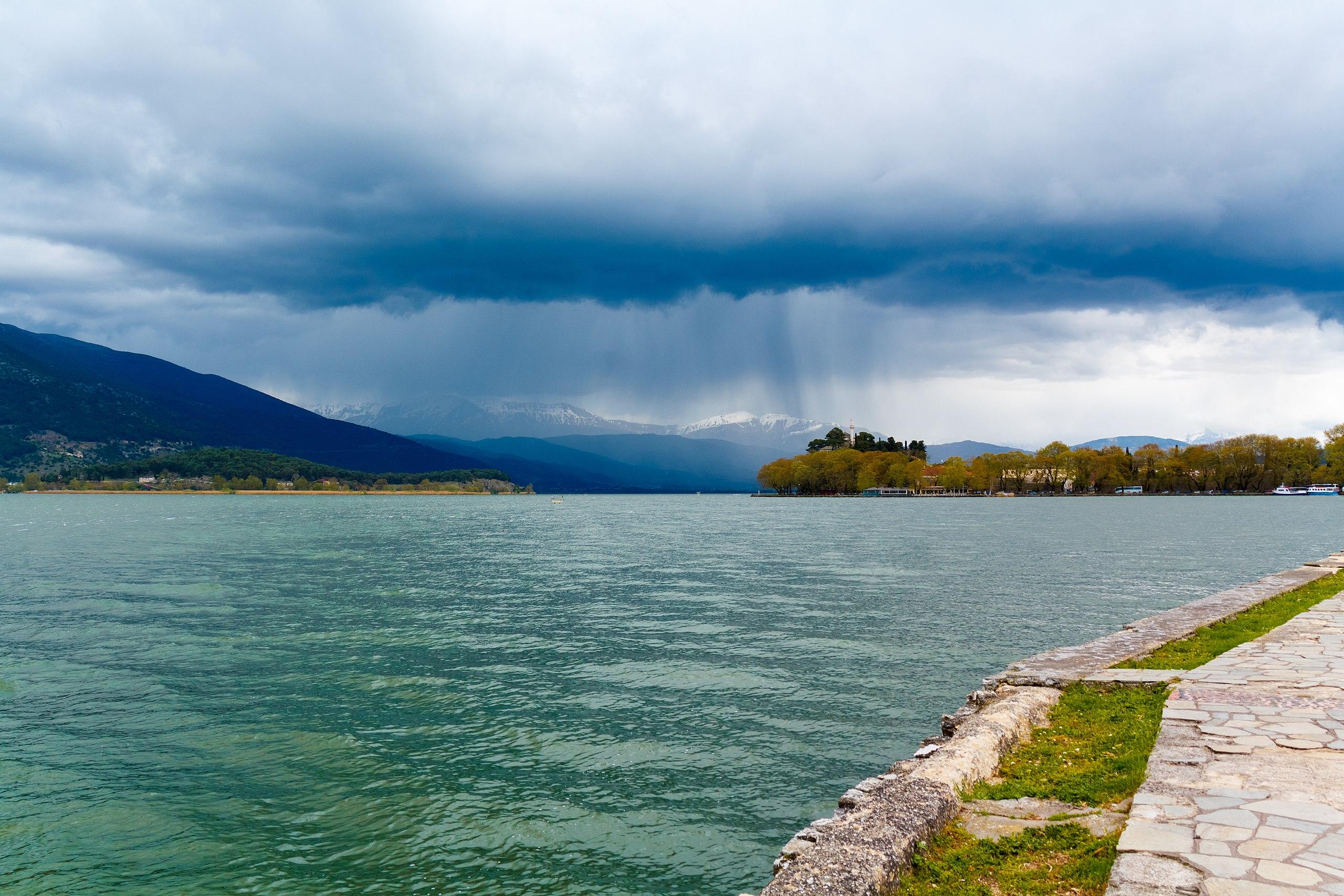Πανοραμική φωτογραφία στη λίμνη παμβώτιδα και στο φόντο η πόλη των Ιωαννίνων