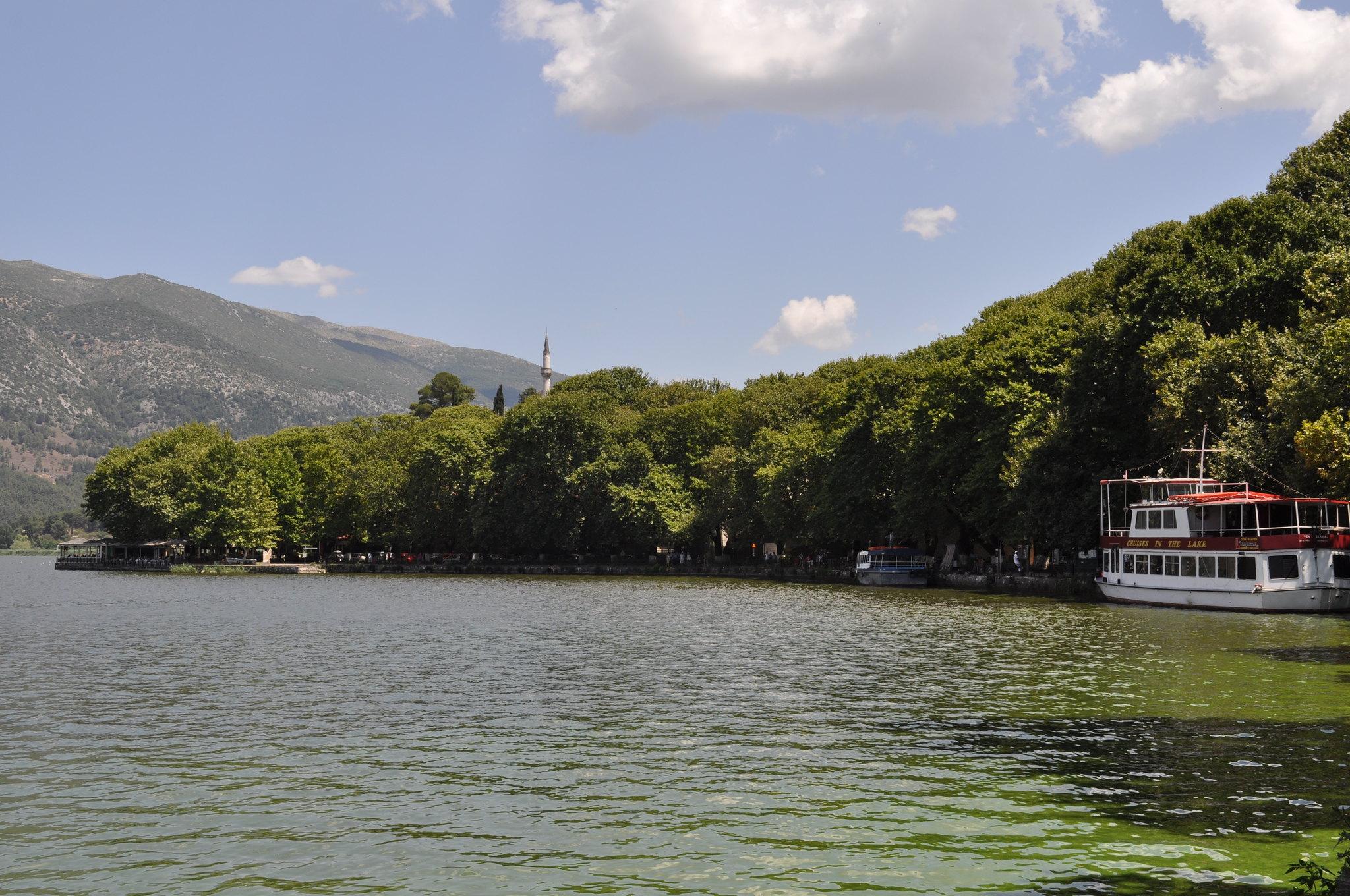Πανοραμική φωτογραφία στη λίμνη παμβώτιδα και στο φόντο η πόλη των Ιωαννίνων