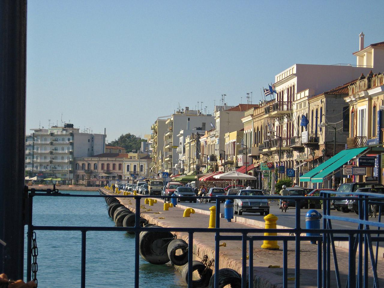 Ένα τμήμα του παραλιακού μετώπου στην πόλη της Χίου σε φωτογραφία από πλοίο