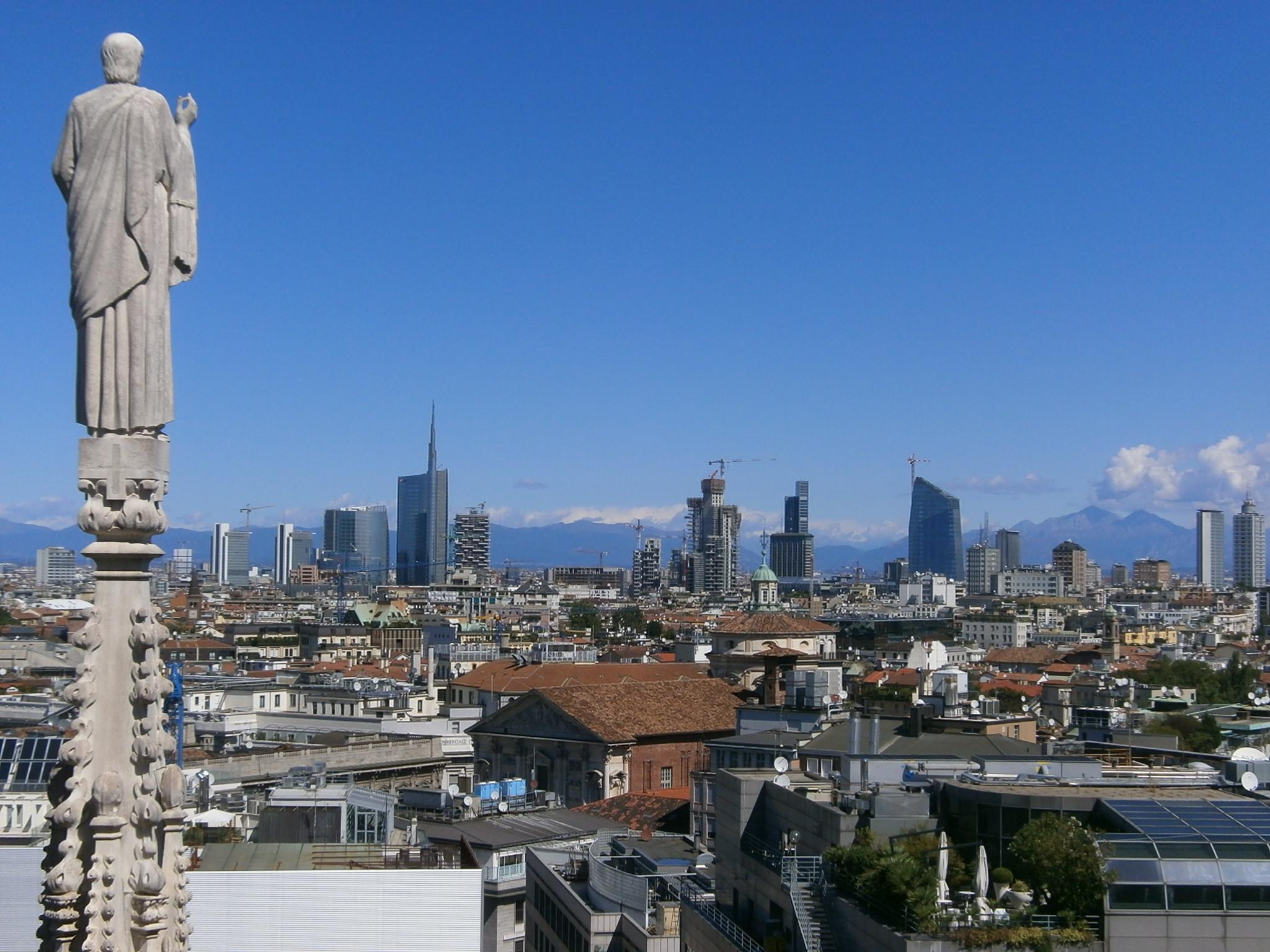 Καθεδρικοσ ναοσ μιλανο και μπροστά η Πλατεία Ντουόμο