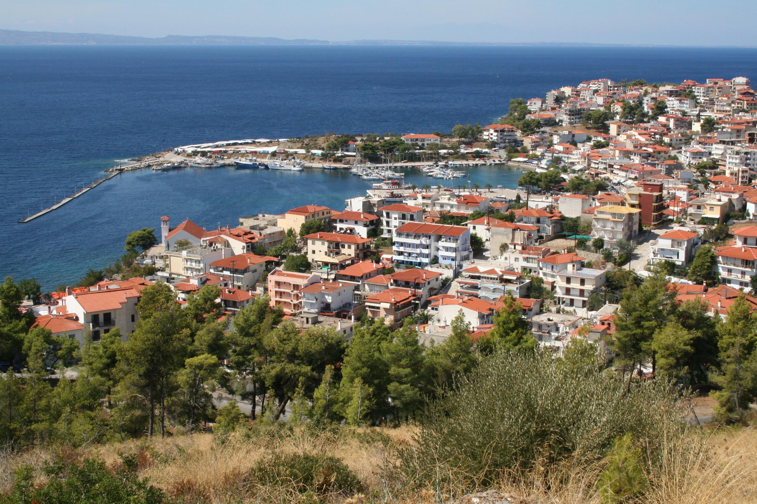 Μια μικρή ακρογιαλιά και στο φοντο η πόλη του Μαρμαρά χαλκιδικη παραλιεσ