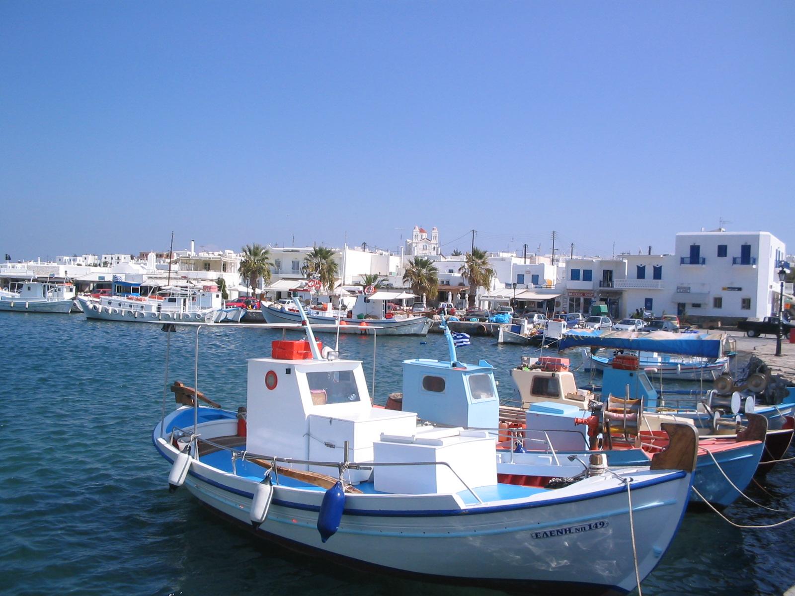 Η Νάουσα και το λιμάνι της σε αεροφωτογραφία παροσ παραλιεσ