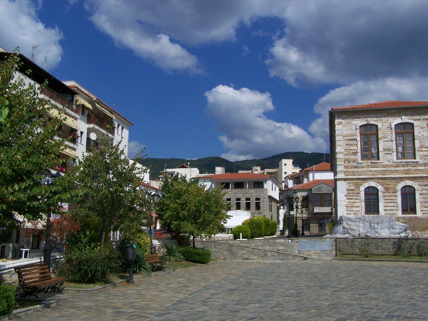 Μια μικρή ακρογιαλιά και στο φοντο η πόλη του Μαρμαρά χαλκιδικη παραλιεσ