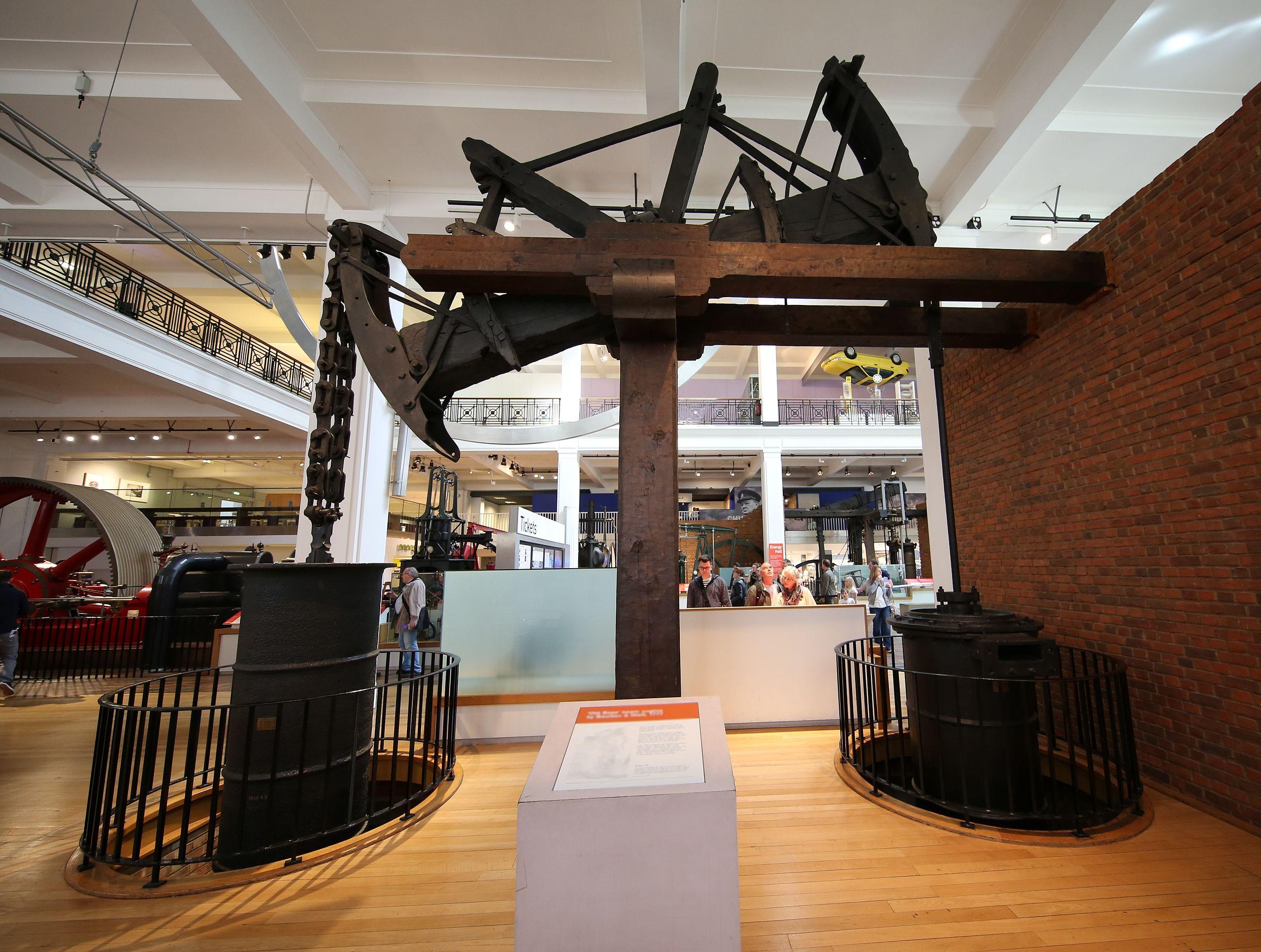 Η εξωτερική πρόσοψη και τα μεγάλα παράθυρα στο Μουσείο Επιστημών Λονδίνου