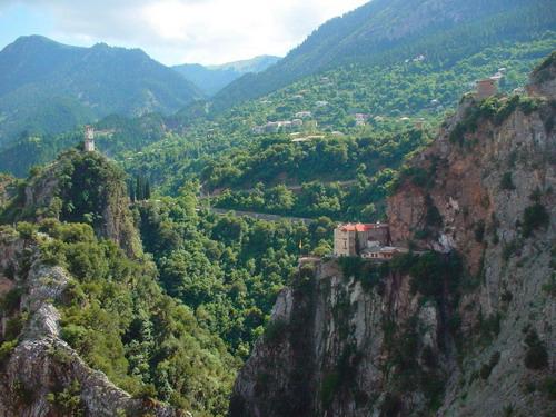 Παναγία Προυσιώτισσα, αεροφωτογραφία της Μονής Προυσού στην απόκρημνη πλαγιά των βουνών της Ευρυτανίας