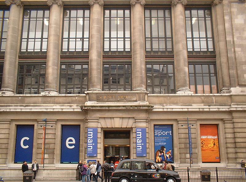 Η εξωτερική πρόσοψη και τα μεγάλα παράθυρα στο Μουσείο Επιστημών Λονδίνου