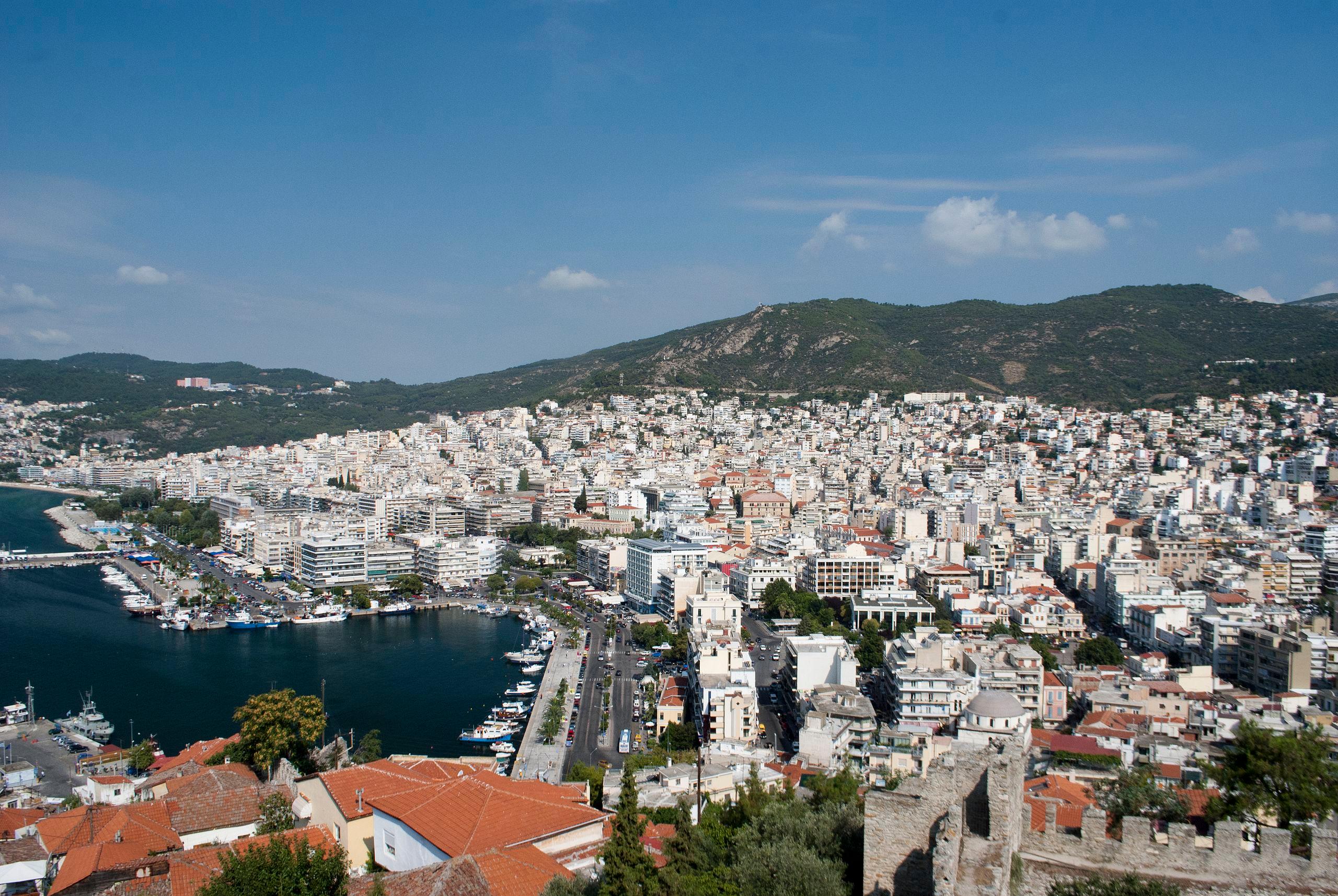 Η πόλη της Καβάλας το λιμάνι και η θάλασσα σε φωτογραφία από την πλαγιά του βουνού καβαλα αξιοθεατα