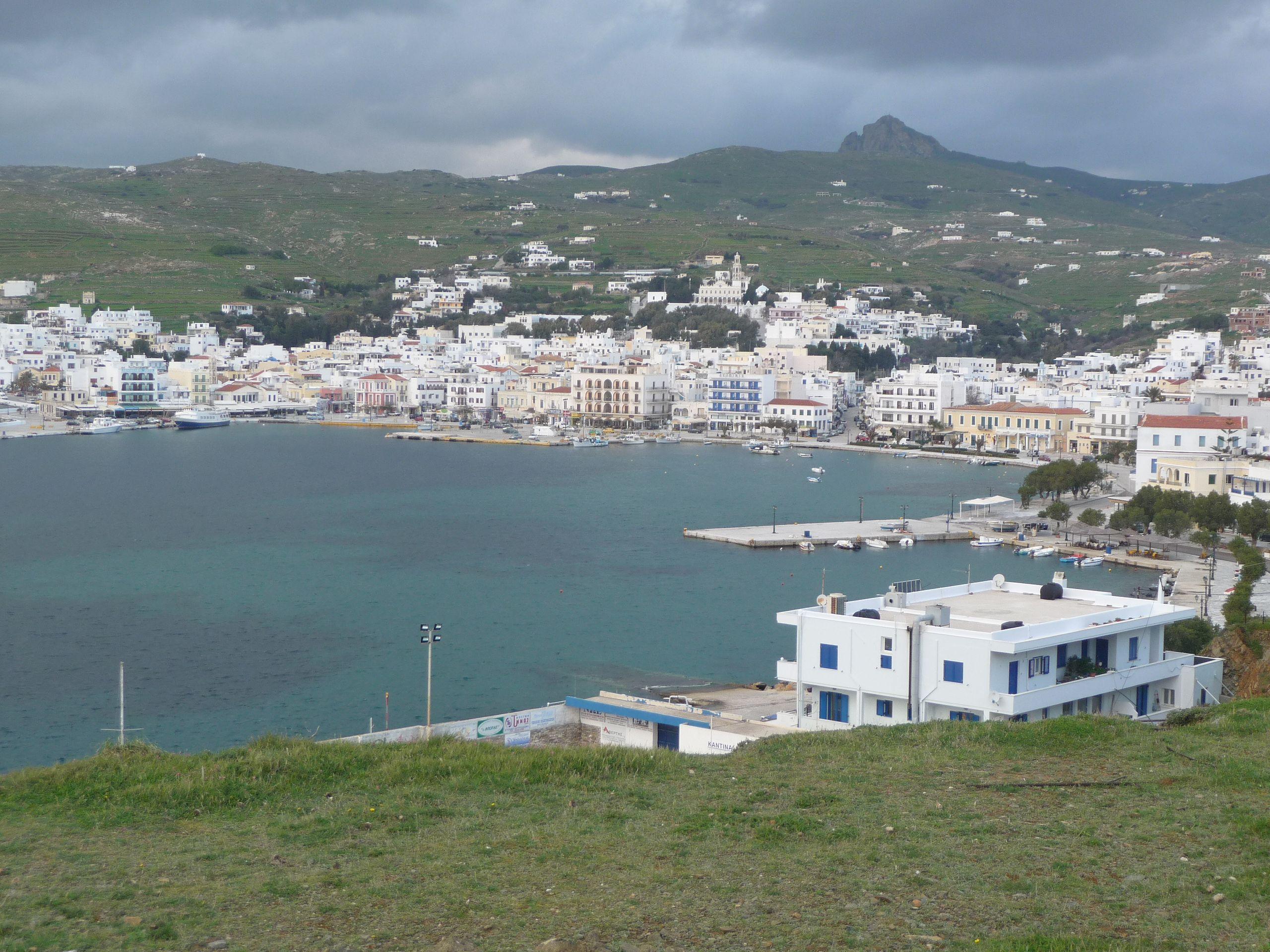 Αυτοκίνητα και κόσμος στην παραλία της Χώρας τηνοσ χαρτησ