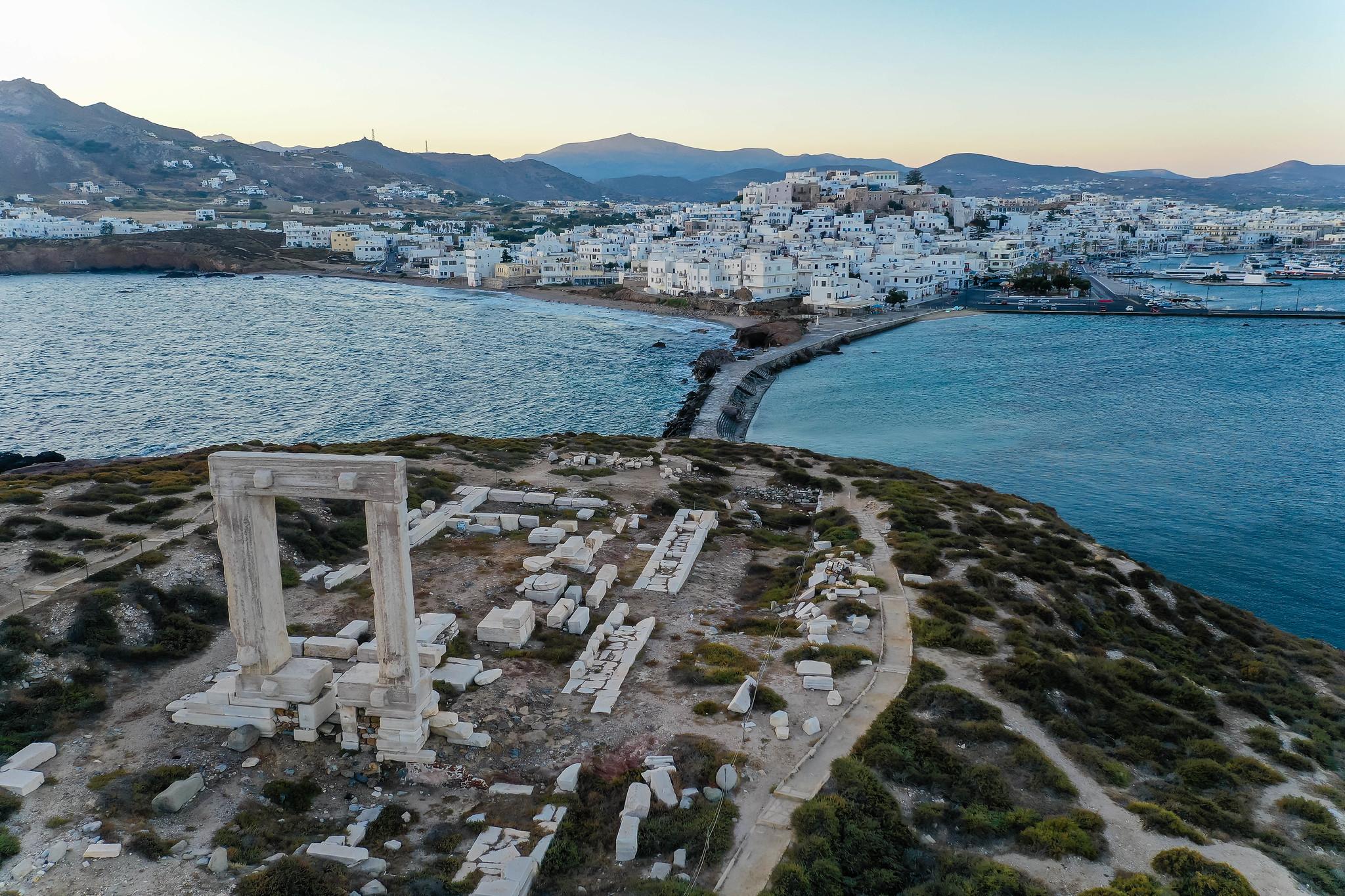 πορταρα ναξοσ φωτογραφία με το μνημείο "σημα κατατεθέν" του νησιού και στο βάθος η Χώρα της Νάξου