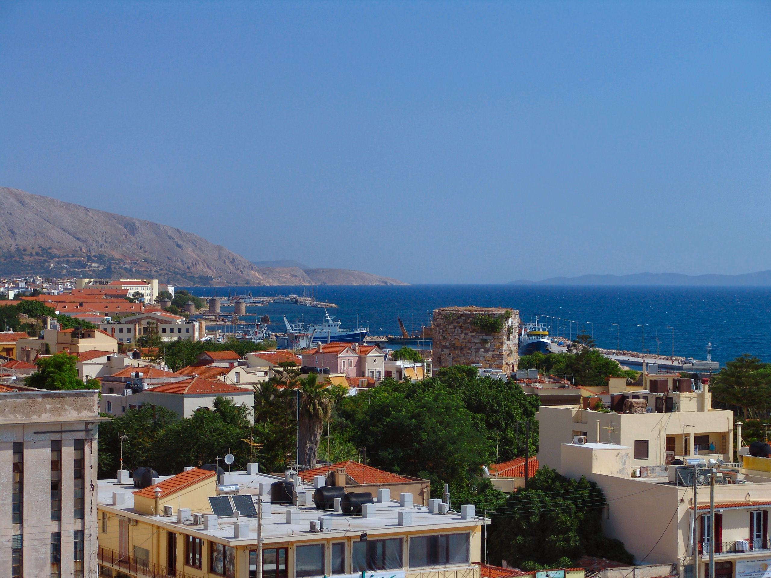 Ένα τμήμα του παραλιακού μετώπου στην πόλη της Χίου σε φωτογραφία από πλοίο
