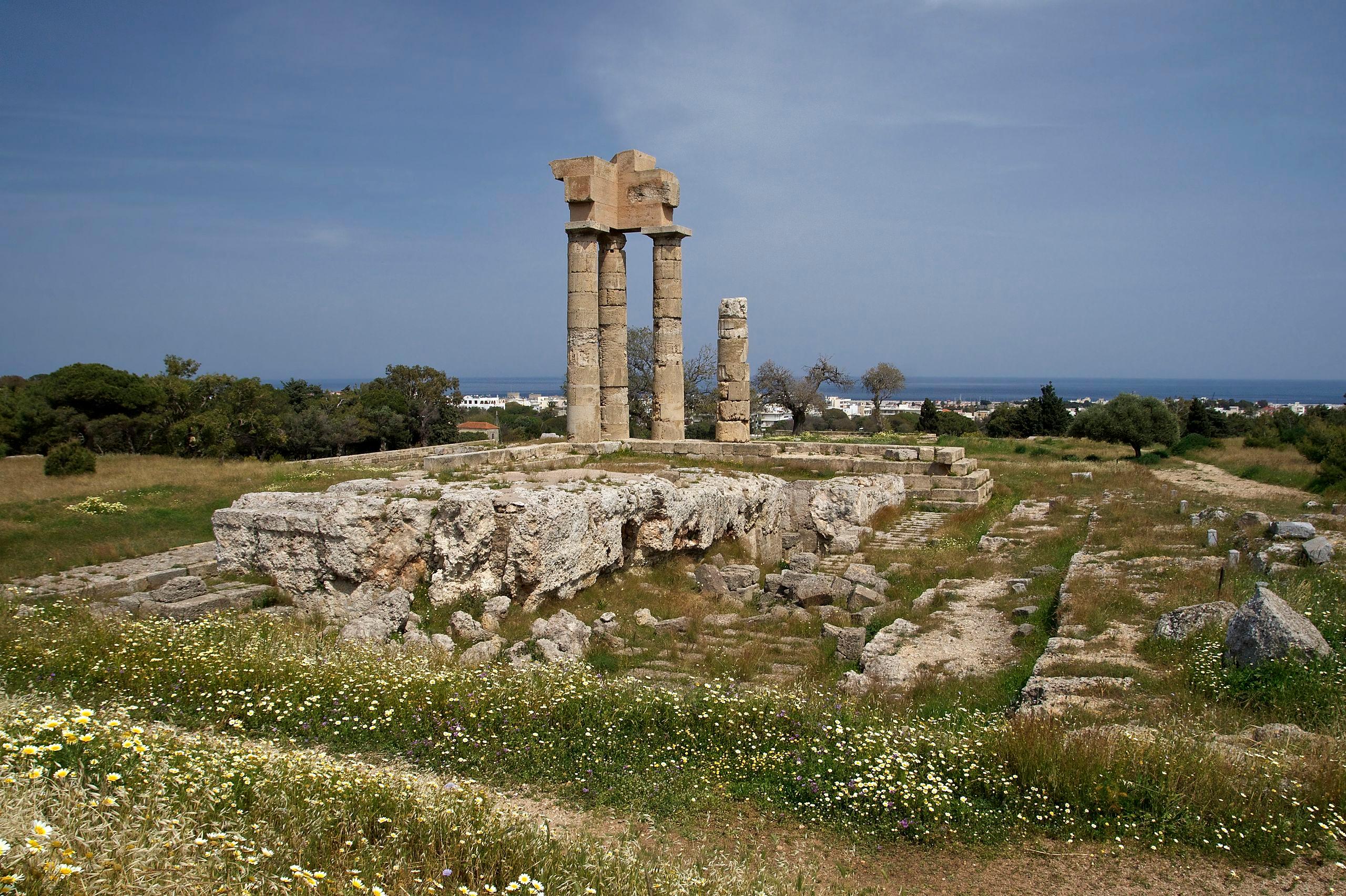 Το Ωδείο και πιο πίσω το Στάδιο της Ακρόπολης της Ρόδου στον Λόφο του Μόντε Σμιθ
