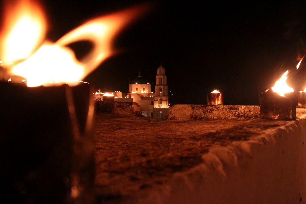 πασχα σαντορινη τα λυχναράκια στον Πύργο και η εκκλησία του οικισμού