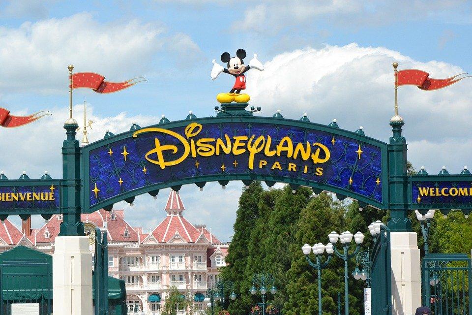 φθηνα εισητηρια για disneyland οι ήρωες του Ντισνευ μπροστά από το κάστρο
