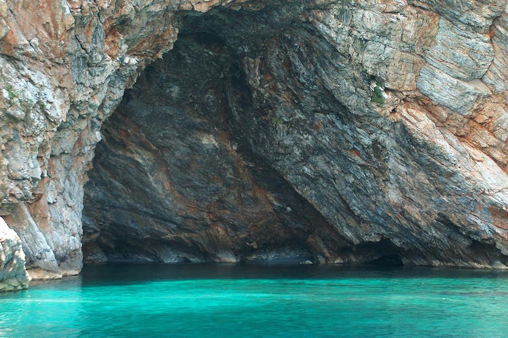 Αξιοθέατο Αλόννησος Σπήλαιο του Κύκλωπα στα Γιούρα