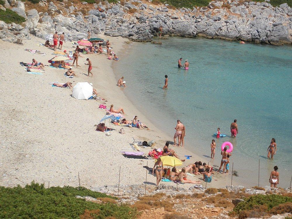 Η παραλία Μαγαζιά κάτω από τη χώρα σκυροσ παραλιεσ