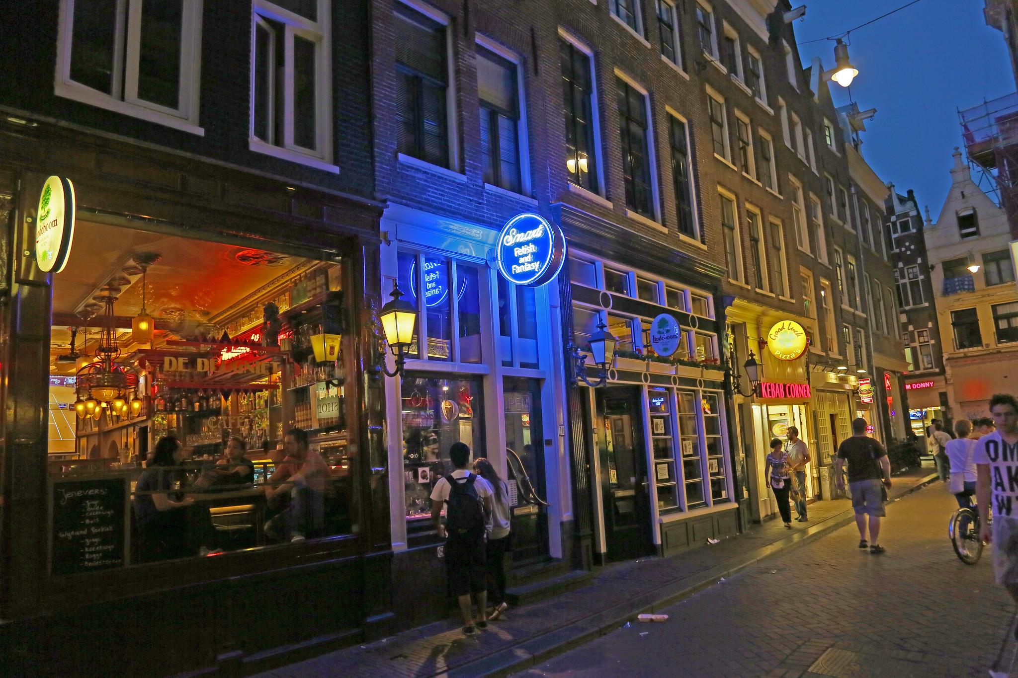 αμστερνταμ αξιοθέατα τουριστες σε βόλτα με καραβακι στα κανάλια της πόλης