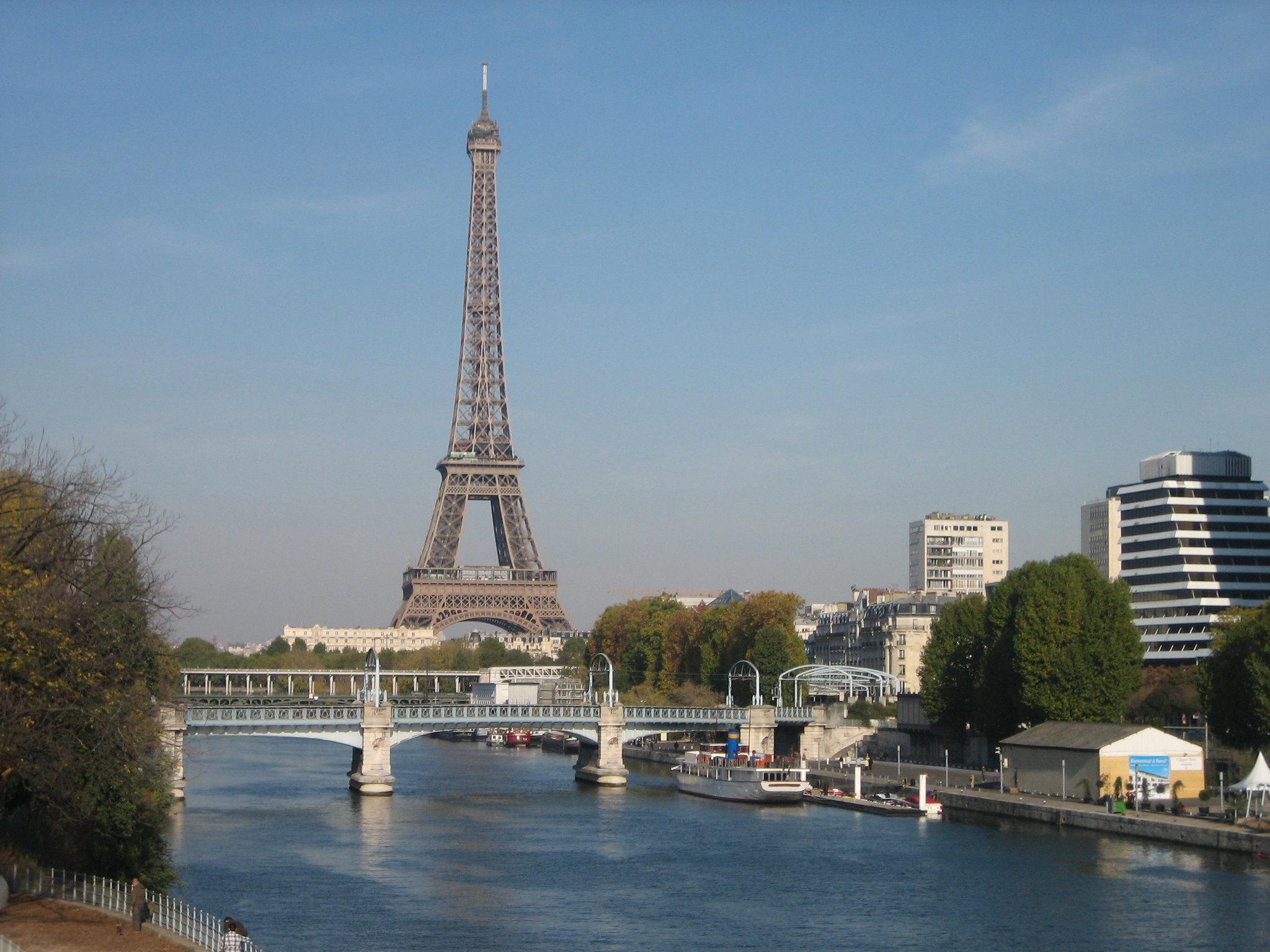 Πανοραμική φωτογραφία στο Παρίσι όπου διακρίνεται ο πυργοσ του αιφελ 