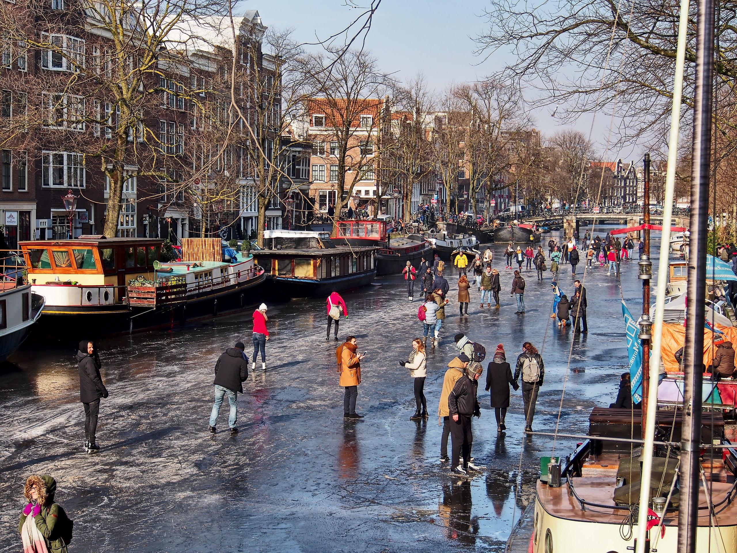 αμστερνταμ αξιοθέατα τουριστες σε βόλτα με καραβακι στα κανάλια της πόλης