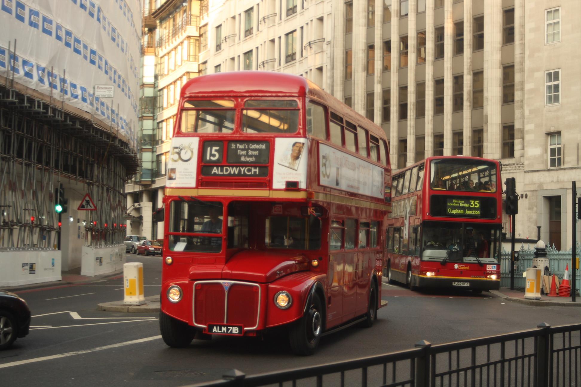 λονδινο αξιοθεατα μια φωτογραφία της πρωτεύουσας της Μεγάλης Βρετανίας με το Μπιγκ Μπέν και το Μάτι του λονδινου να ξεχωρίζουν