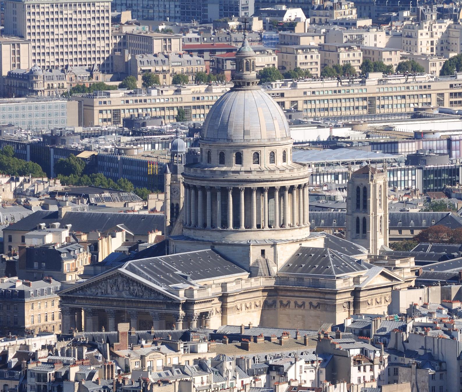 Πανοραμική φωτογραφία στο Παρίσι όπου διακρίνεται ο πυργοσ του αιφελ 