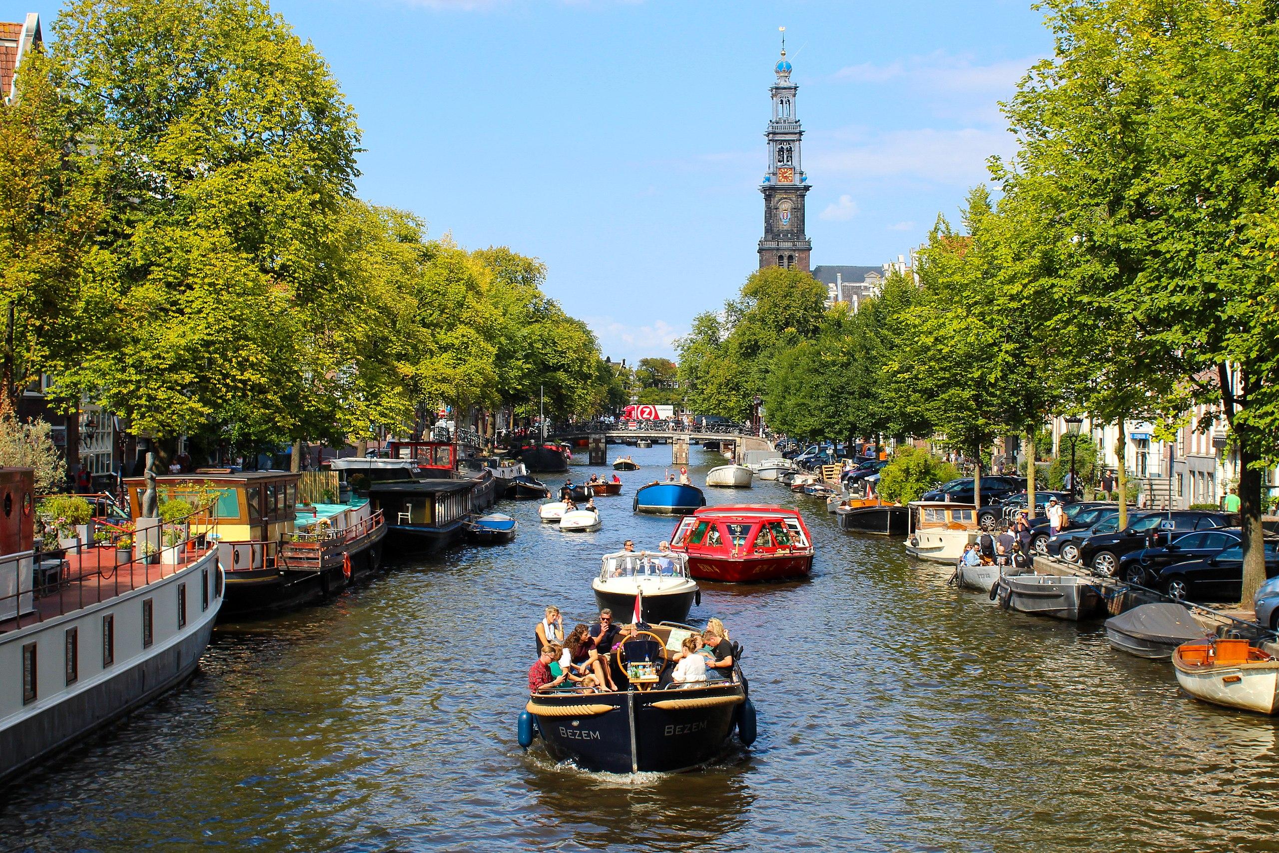 Κρουαζιέρα στα Κανάλια του Άμστερνταμ, βαρκες και πλοία στο κανάλι