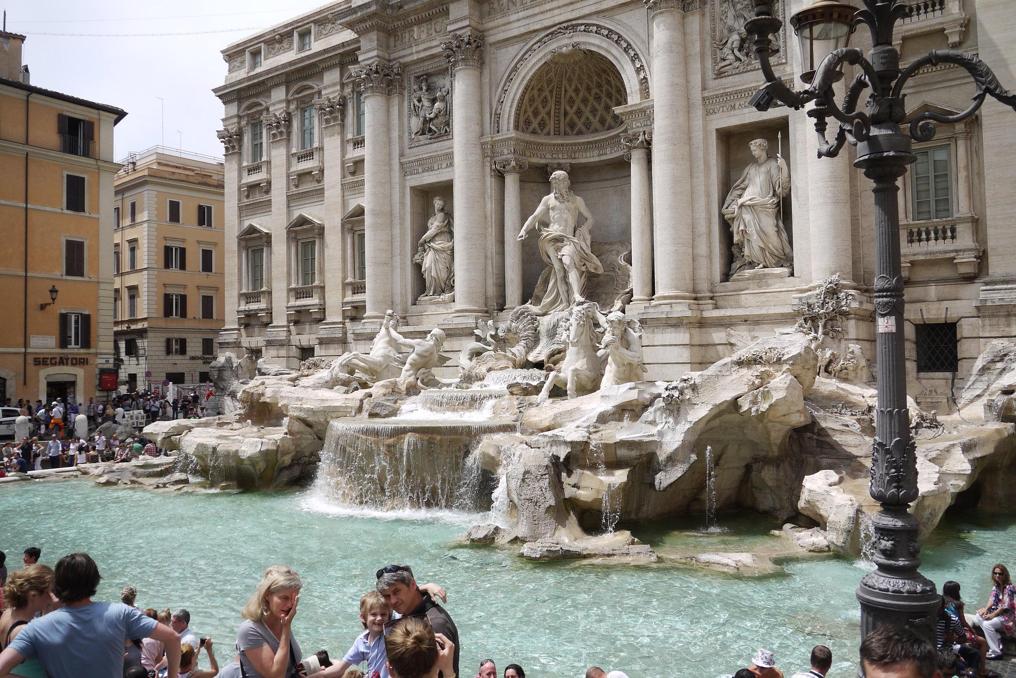 fontana di trevi τουρίστες σε ένα από τα όμορφα συντριβάνια της Ρώμης