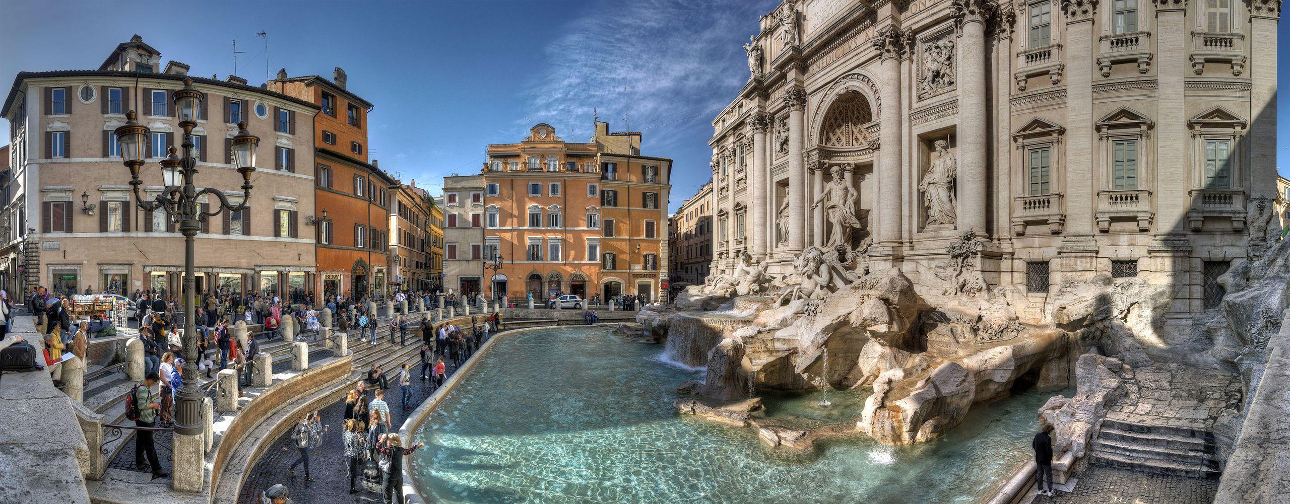 fontana di trevi τουρίστες σε ένα από τα όμορφα συντριβάνια της Ρώμης