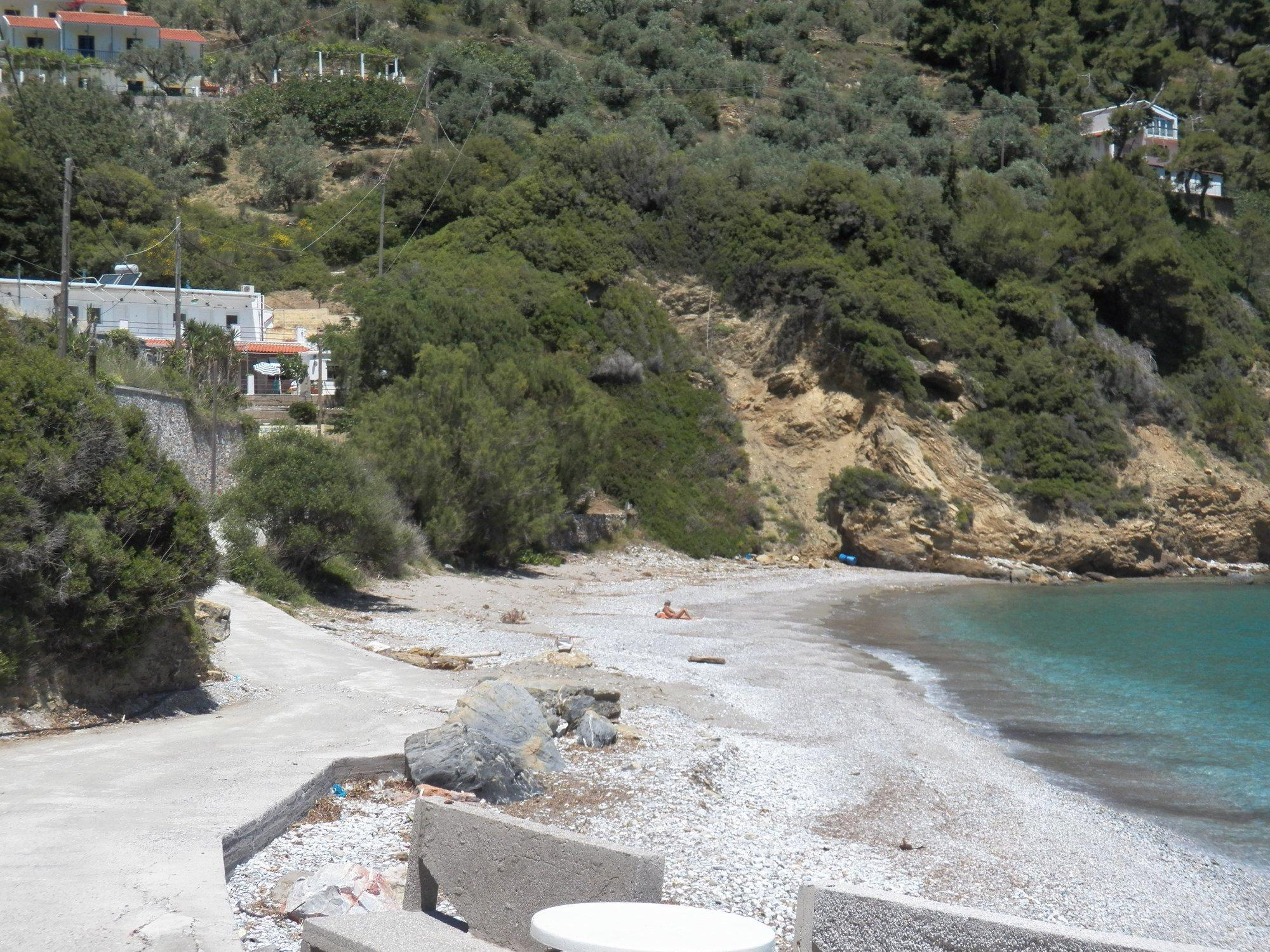 Η Παραλία Γλυφονέρι στη Σκόπελο μια βαρκούλα στα ανοιχτά και ο δρόμος που οδηγεί στην ακρογιαλιά