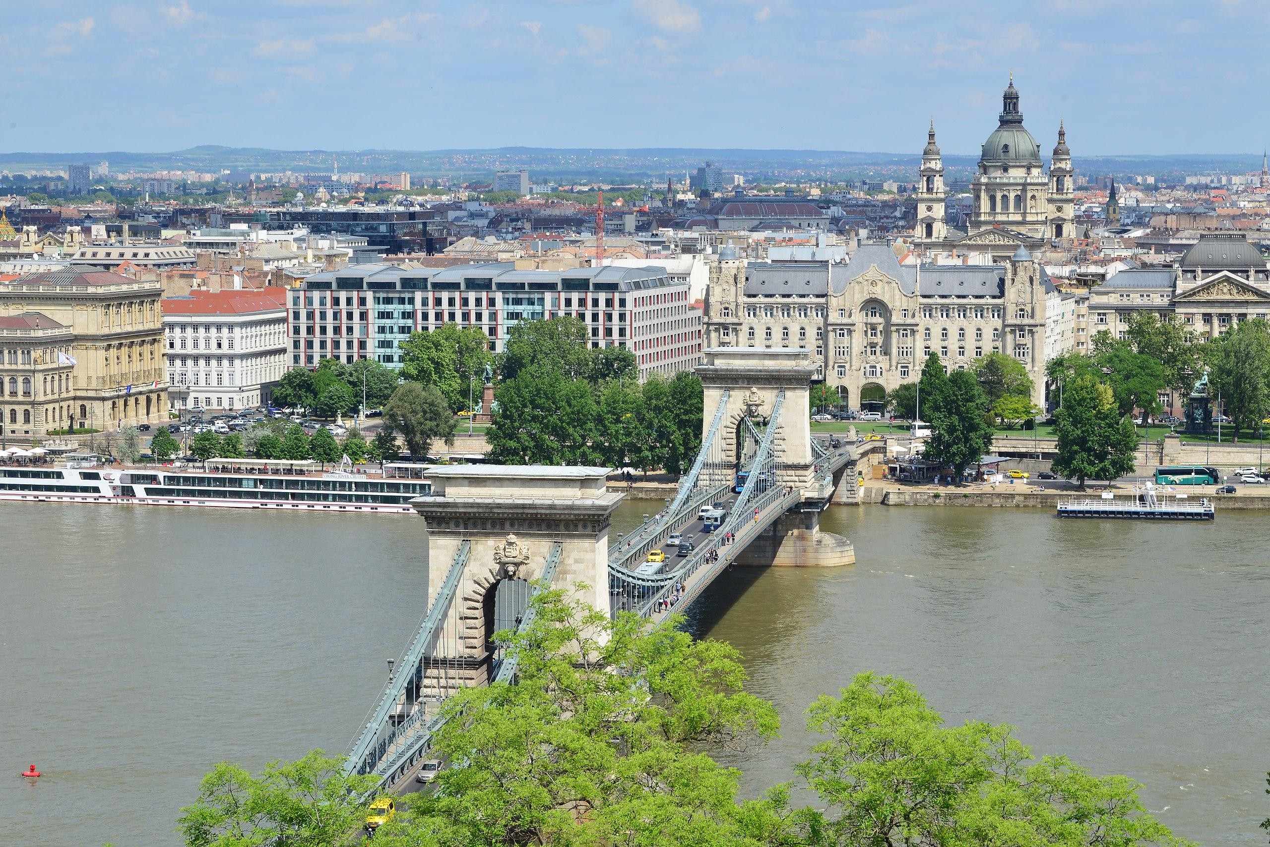 Πανοραμική φωτογραφία του ποταμού Δούναβη που διαρέει τη βουδαπέστη Θέα από τον λόφο Γκέλέρτ (Gellert)