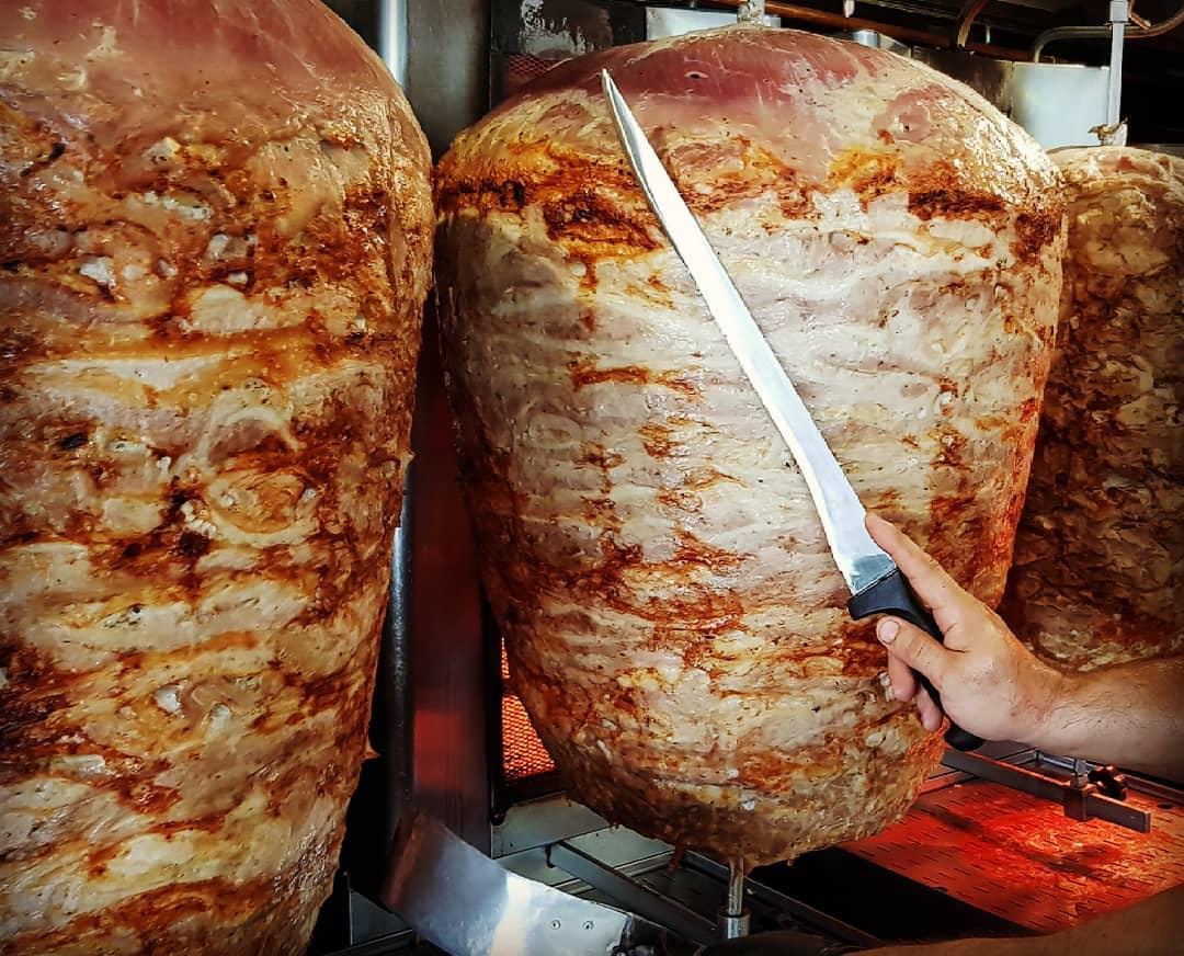 Σερβιτόρος σερβίρει τους μεζέδες μεζεδοπωλεία θεσσαλονίκη