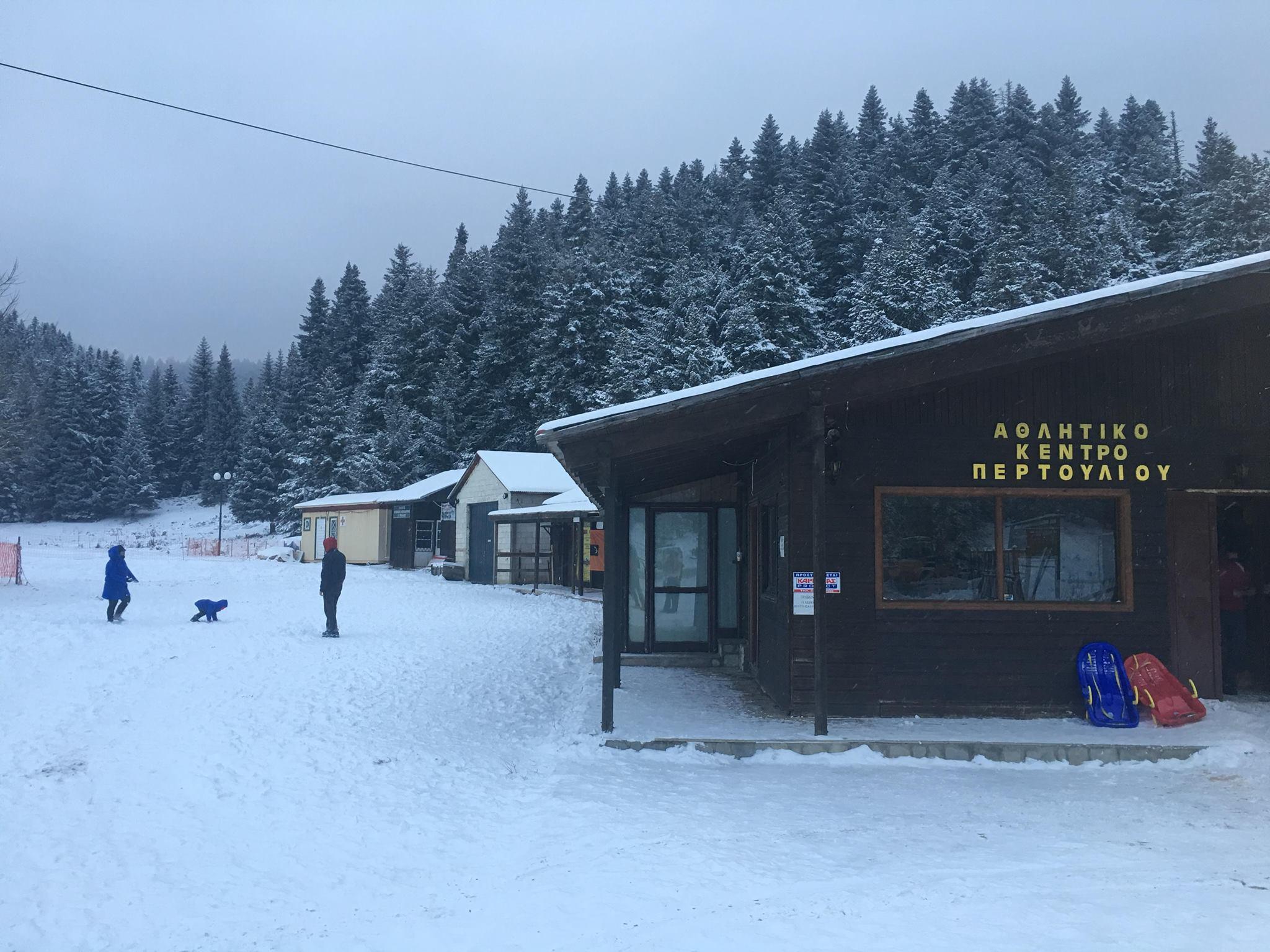 Φωτογραφία από το τελεφερίκ στο χιονοδρομικό περτούλι το σαλέ και το πάρκινγκ των εγκαταστάσεων