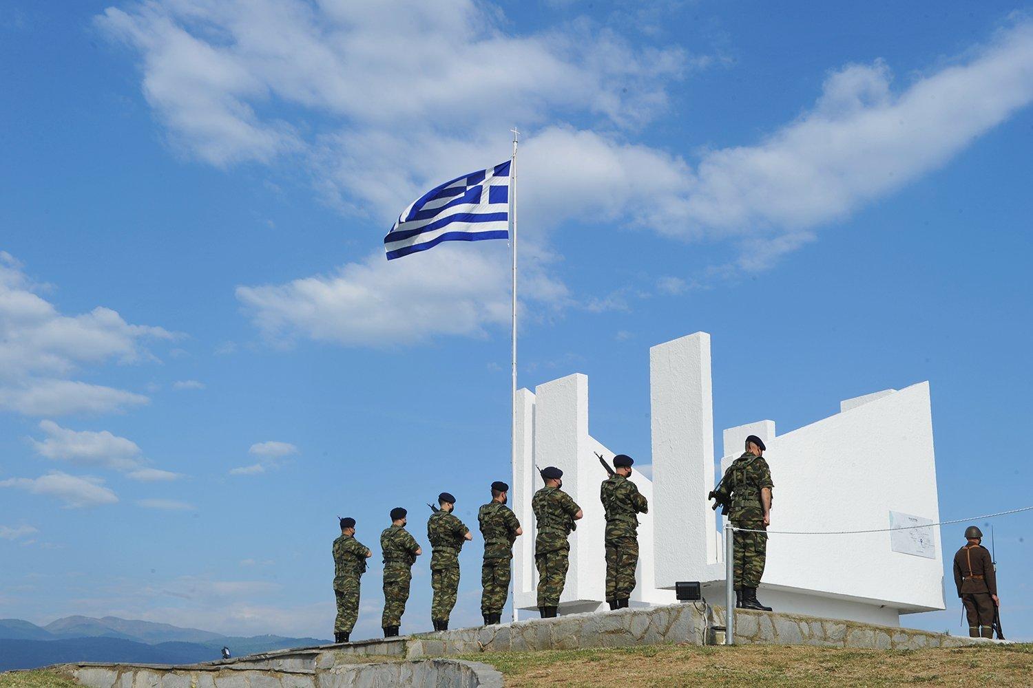 Στρατιώτες αποδείδουν τιμές στο μνημείο του ρουπελ στην κορυφή του λόφου