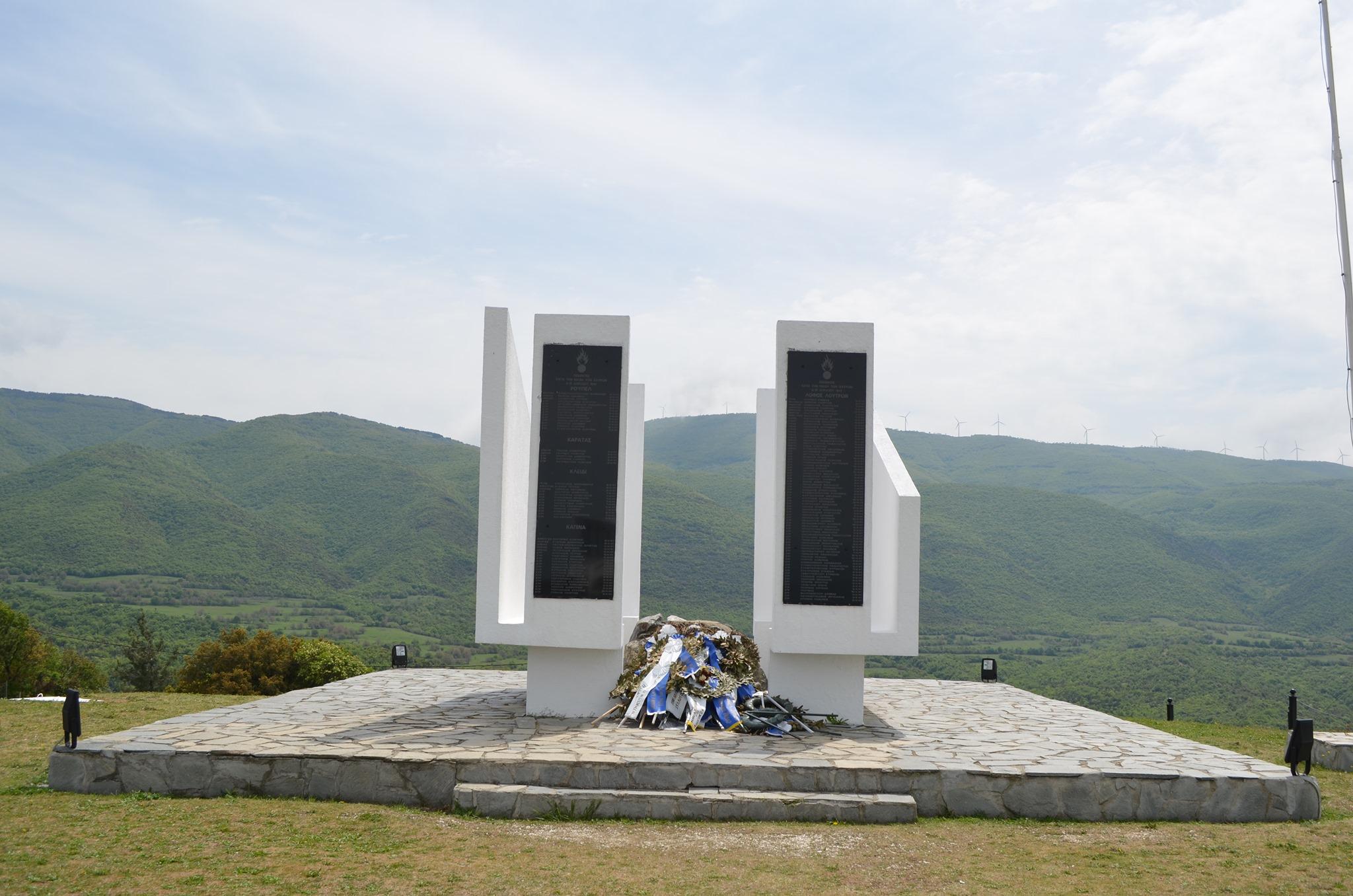 Στρατιώτες αποδείδουν τιμές στο μνημείο του ρουπελ στην κορυφή του λόφου