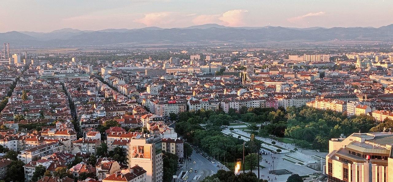 Πανοραμική άποψη της πόλης και στο βάθος το χιονισμένο βουνό Βίτοσα στη σόφια βουλγαρία