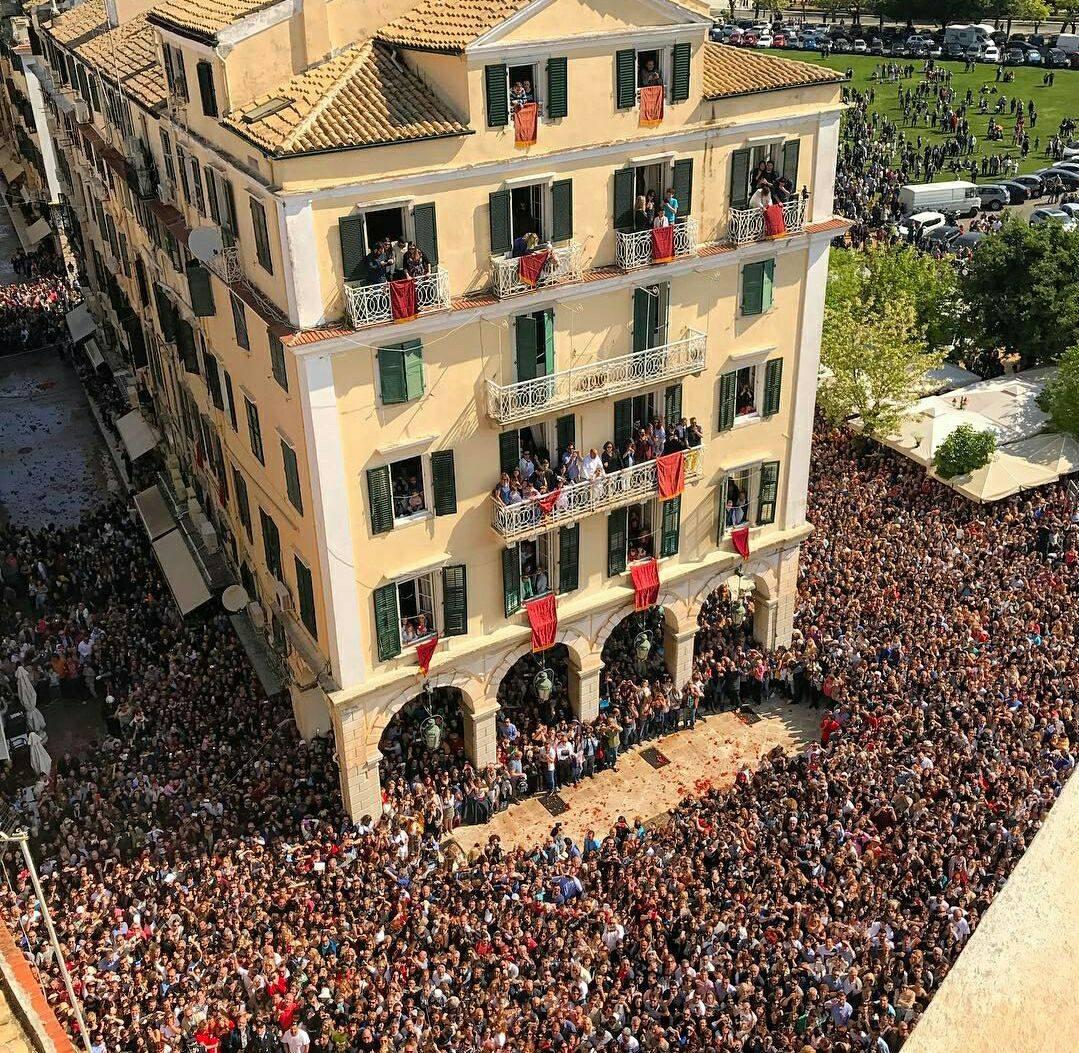 Πανοραμική φωτογραφία με πολύ κόσμο που παρακολουθεί το εθιμό που σπάνε οι μπότηδες αξιοθεατα κερκυρα πασχα