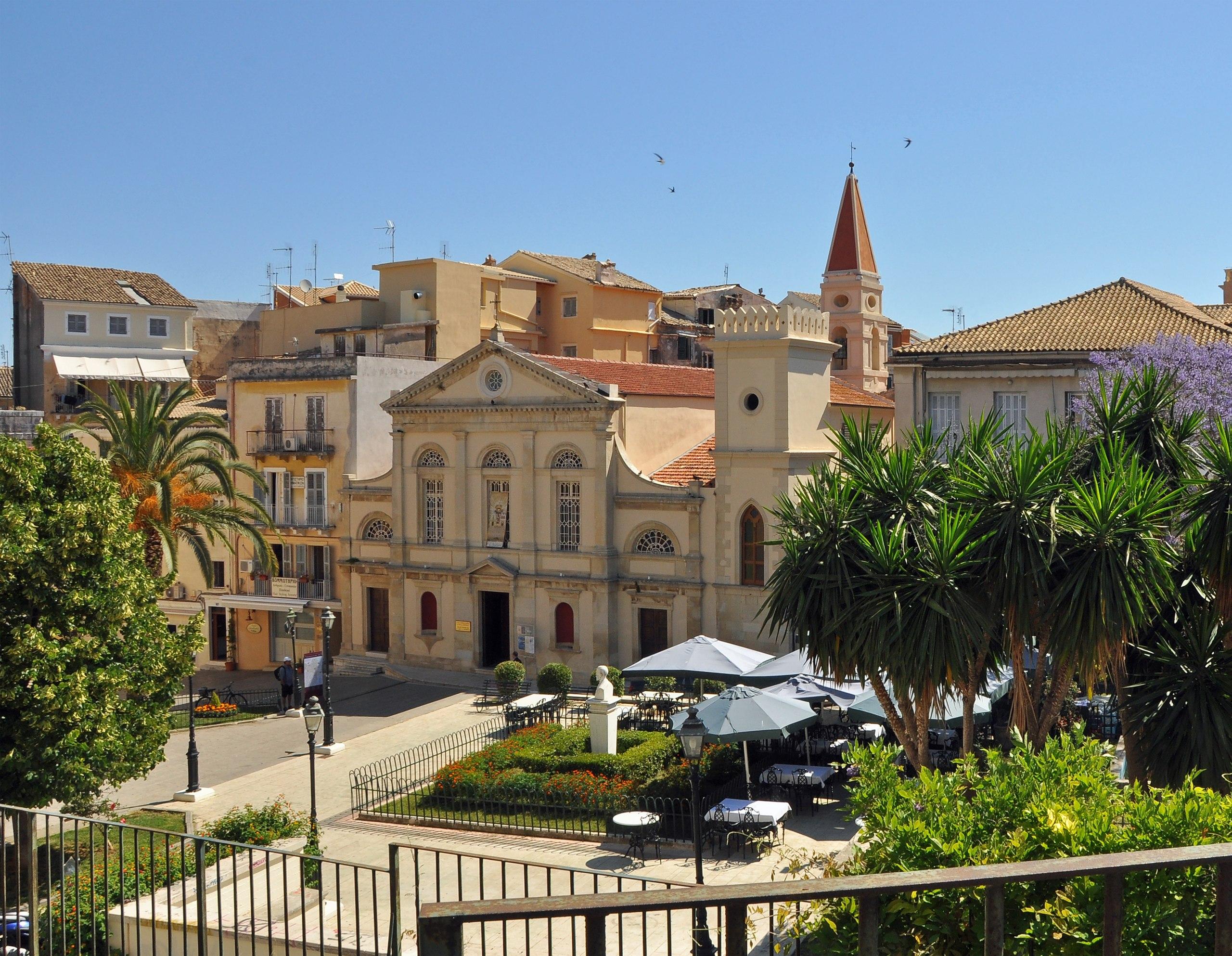 Παλιά πόλη στην Κέρκυρα με το καμπαναριό του Αγίου Σπυρίδωνα και στο φόντο το λιμάνι