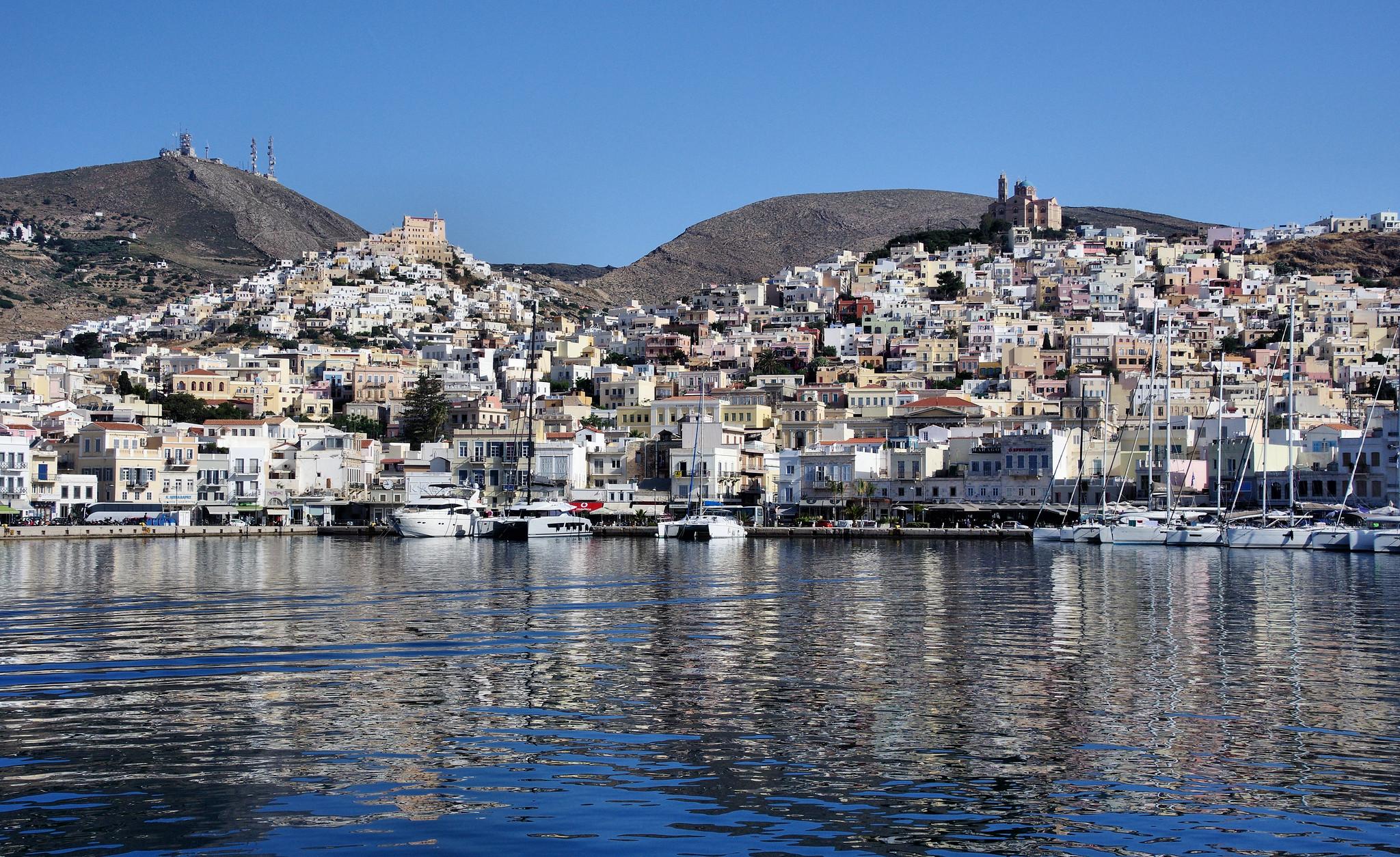 φωτογραφία της Ερμούπολης από το πλοίο με τους λόφους του Καθολικού και του Ορθόδοξου οικισμού συροσ χαρτησ