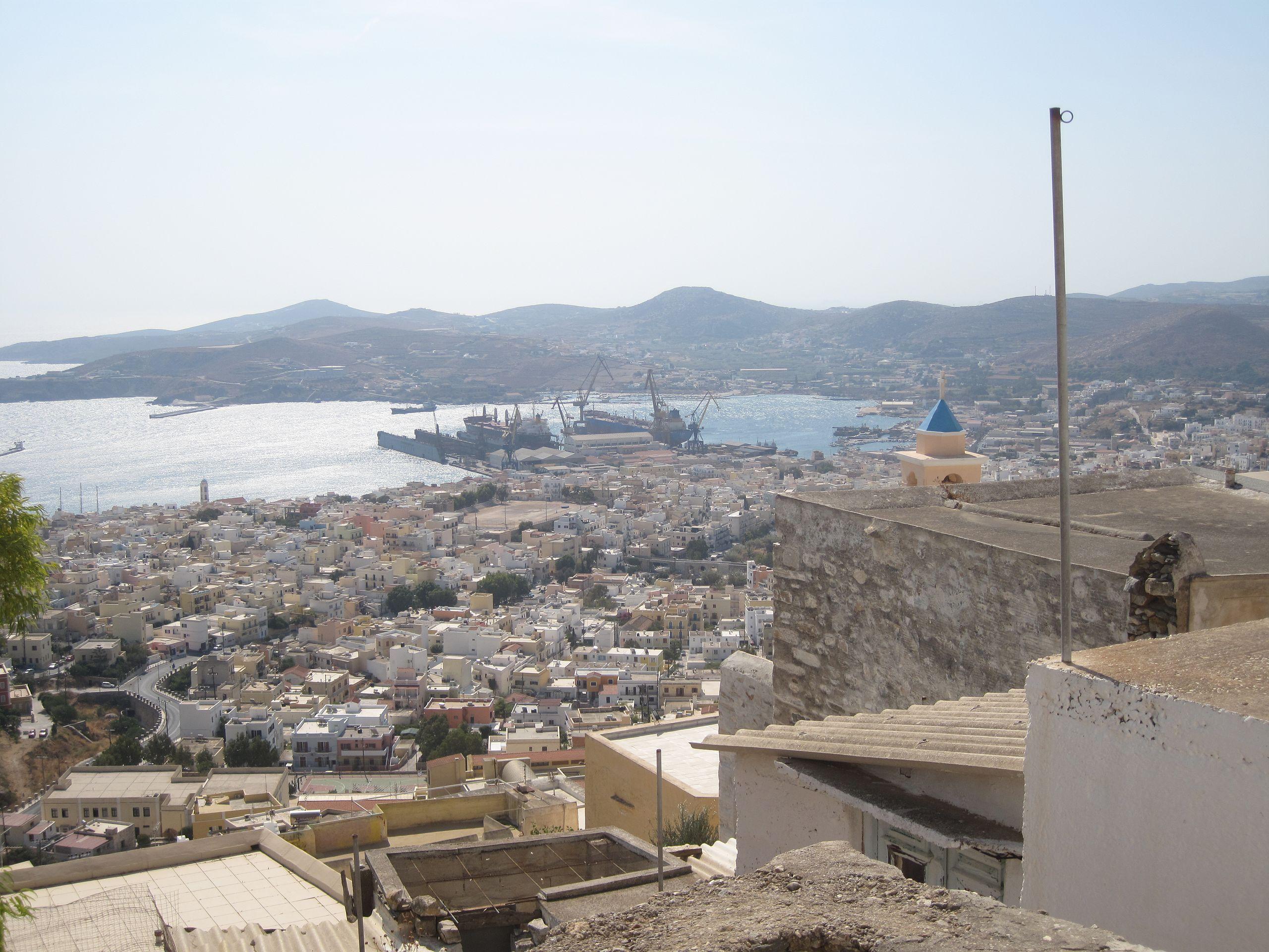 φωτογραφία της Ερμούπολης από το πλοίο με τους λόφους του Καθολικού και του Ορθόδοξου οικισμού συροσ χαρτησ