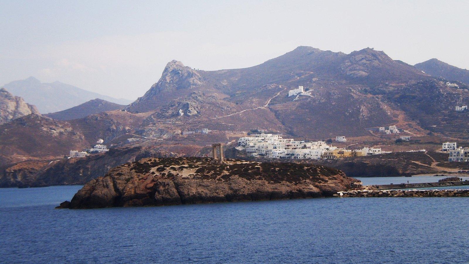 πορταρα ναξοσ φωτογραφία με το μνημείο "σημα κατατεθέν" του νησιού και στο βάθος η Χώρα της Νάξου
