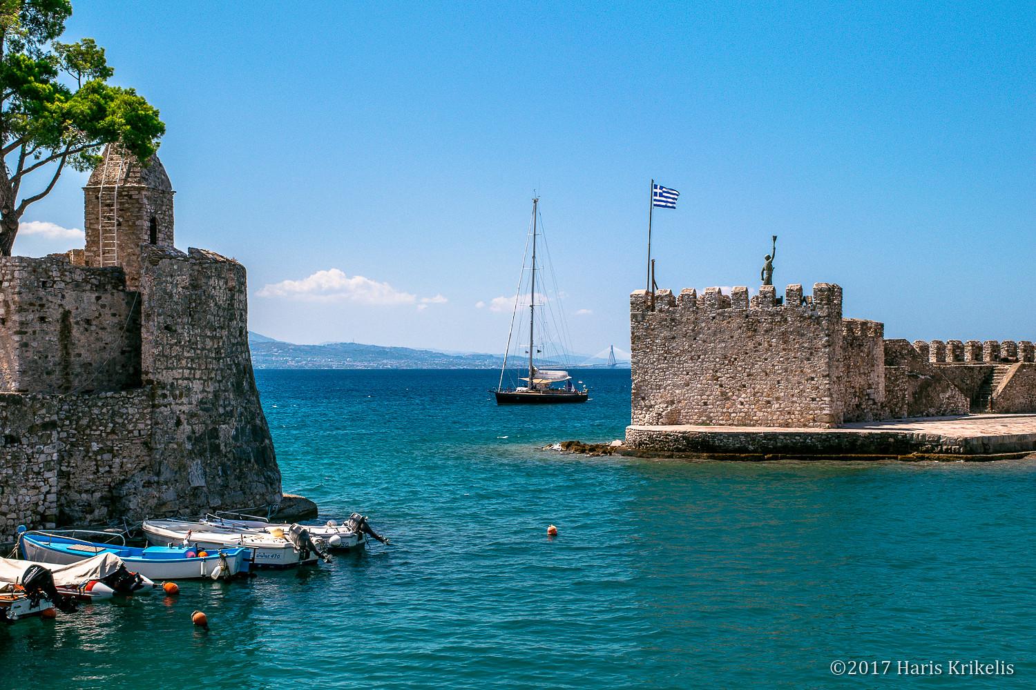 Πανοραμική φωτογραφία από το κάστρο με το λιμάνι και τον οικισμό ναυπακτοσ αξιοθεατα