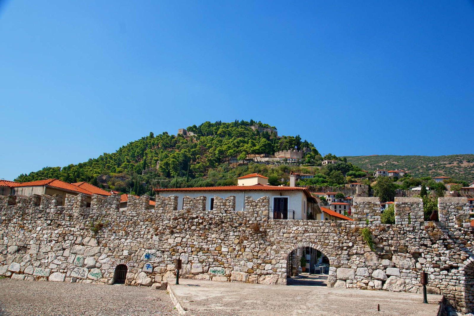 Πανοραμική φωτογραφία από το κάστρο με το λιμάνι και τον οικισμό ναυπακτοσ αξιοθεατα