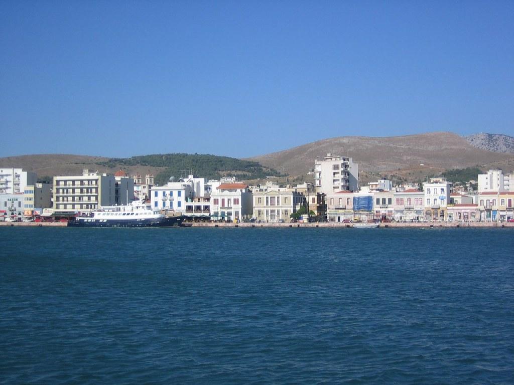 Ένα τμήμα του παραλιακού μετώπου στην πόλη της Χίου σε φωτογραφία από πλοίο