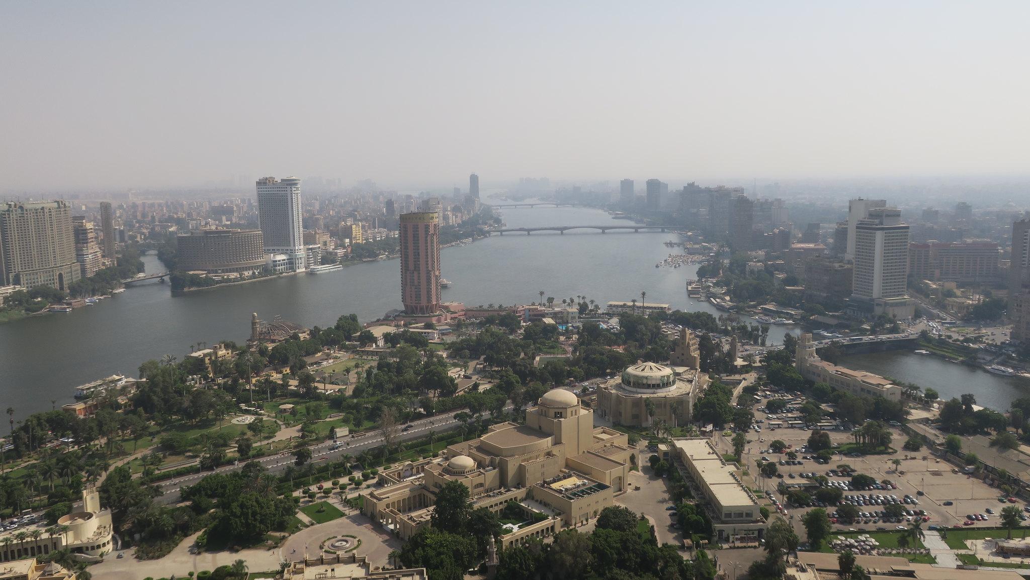 Φωτοφραφία από τον Πύργο στο κάιρο με τη θέα της πόλης και τον ποταμό Νείλο που διασχίζει το κάιρο