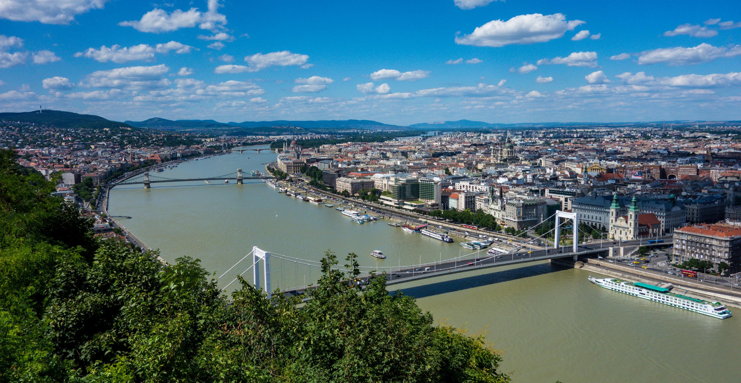 Πανοραμική φωτογραφία του ποταμού Δούναβη που διαρέει τη βουδαπέστη Θέα από τον λόφο Γκέλέρτ (Gellert)