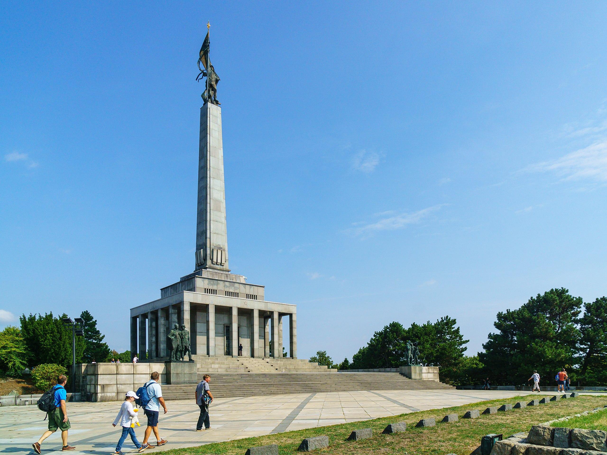 Μπρατισλάβα - Μνημείο «Σλαβίν»110