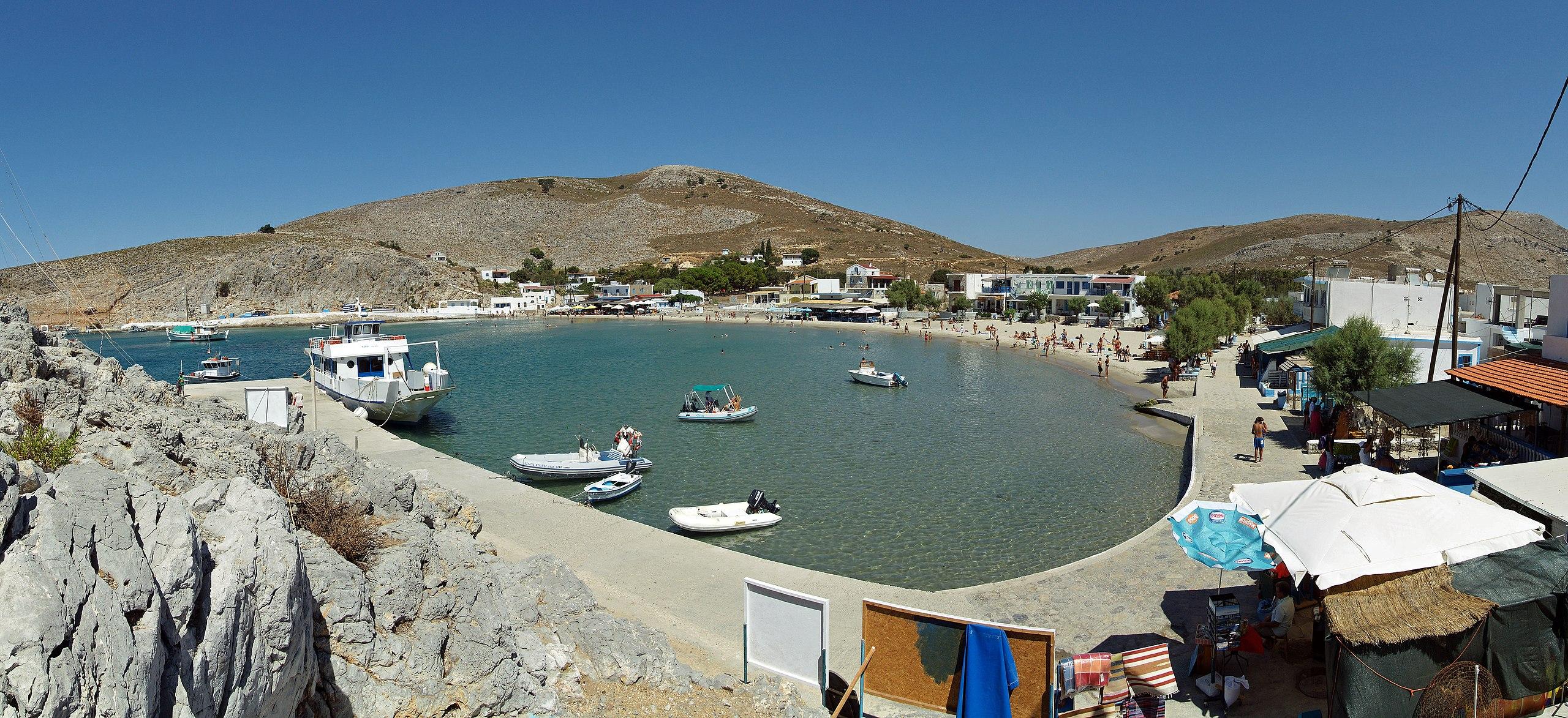 Το λιμάνι και ο κεντρικός οικισμός της Ψερίμου.